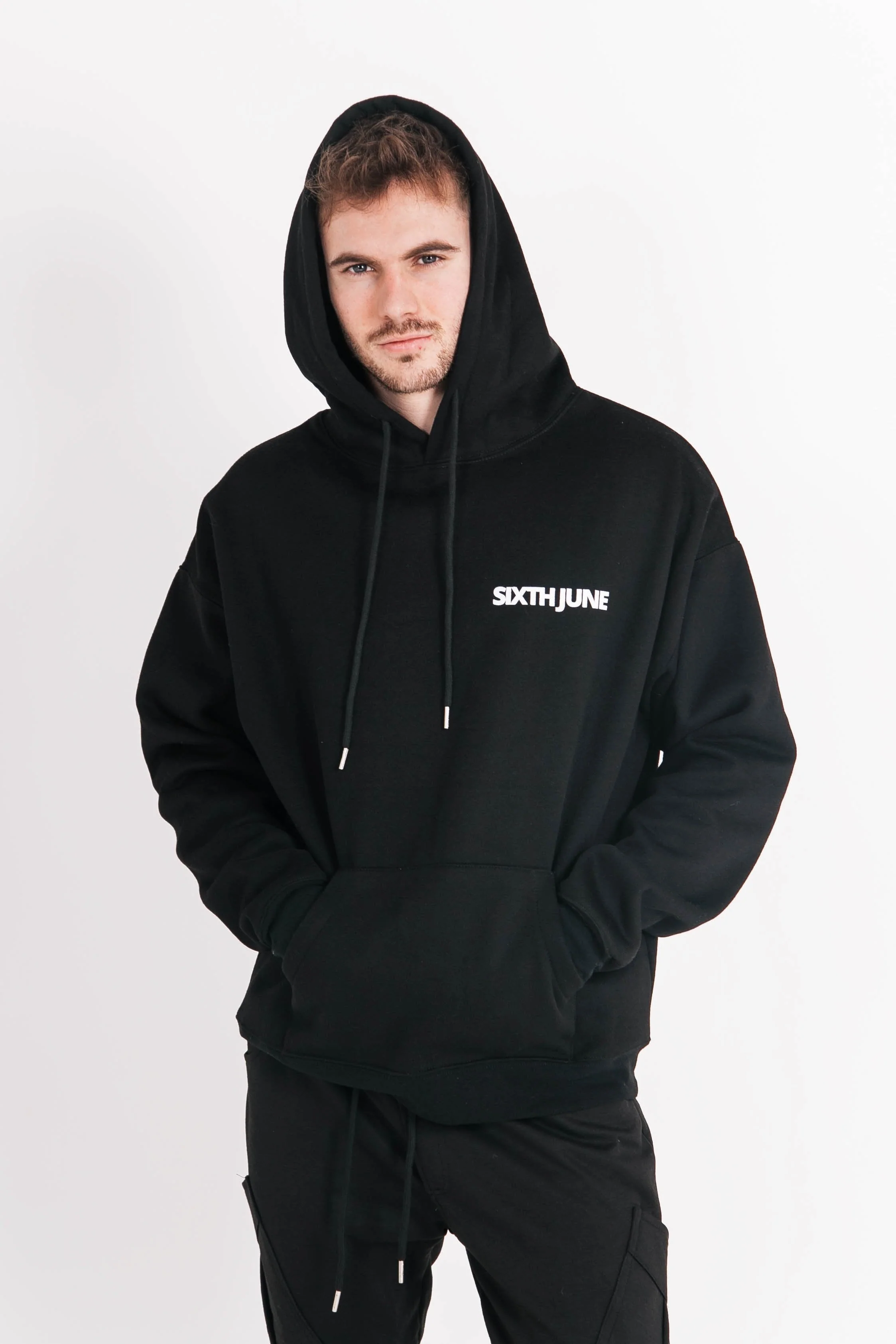 Sweat capuche oversize logo décalé Noir - Image 3