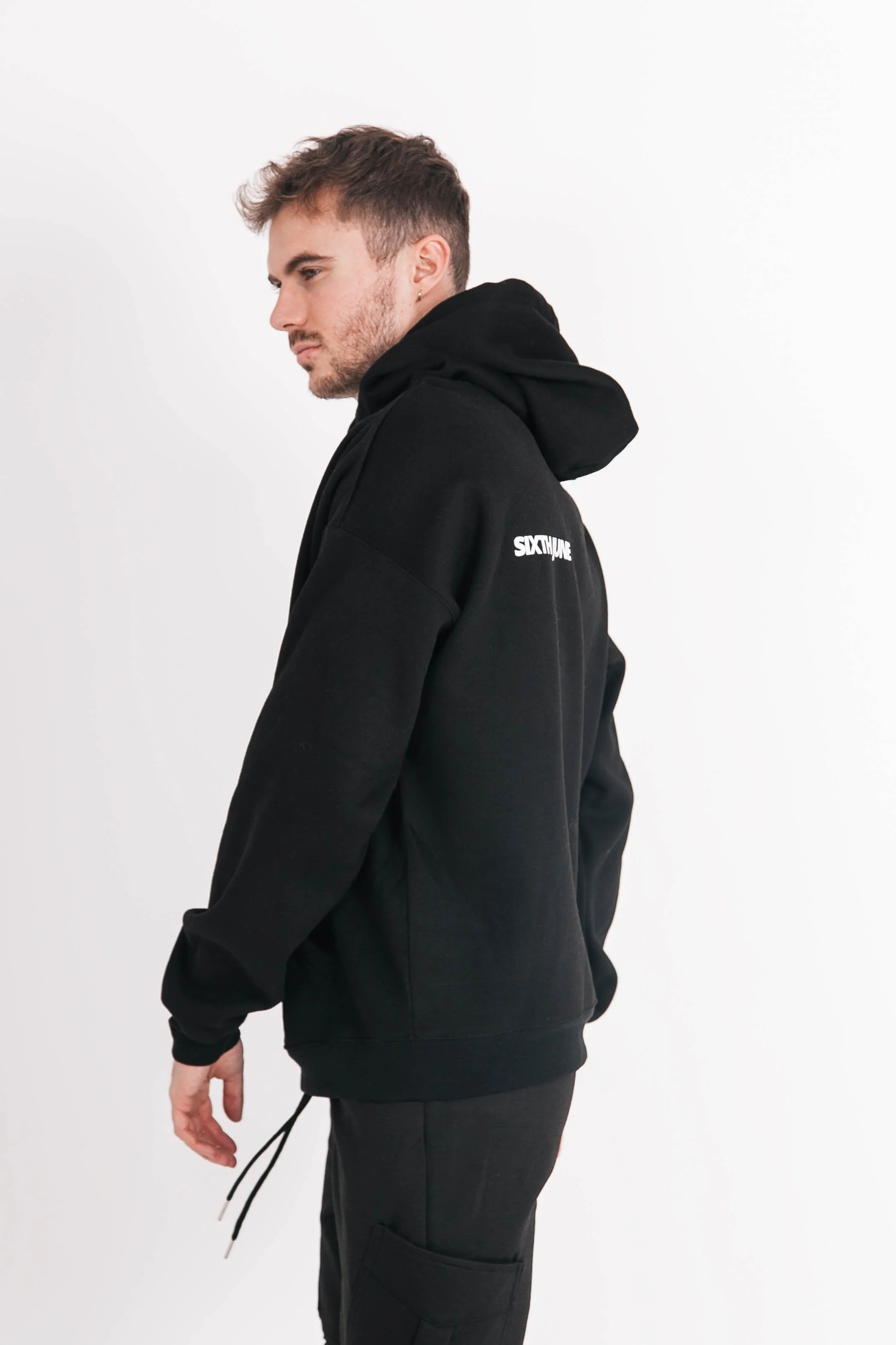 Sweat capuche oversize logo décalé Noir - Image 4