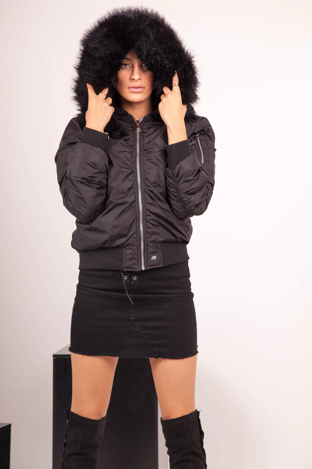 Bomber capuche fourrure noir - Image 4