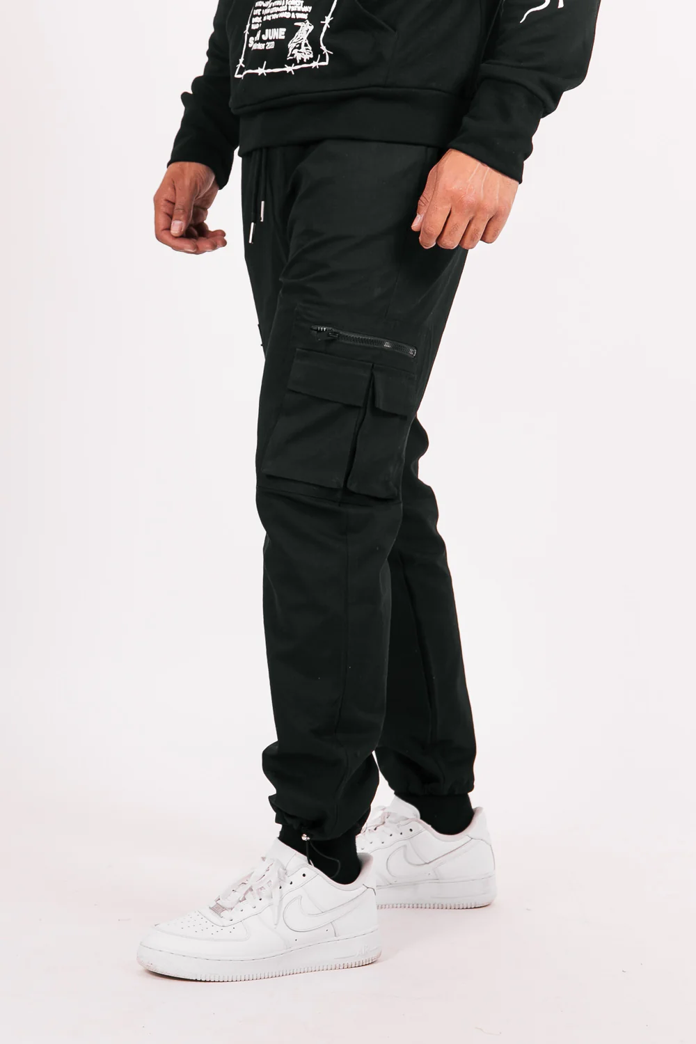 Pantalon cargo poches zip noir - Image 4