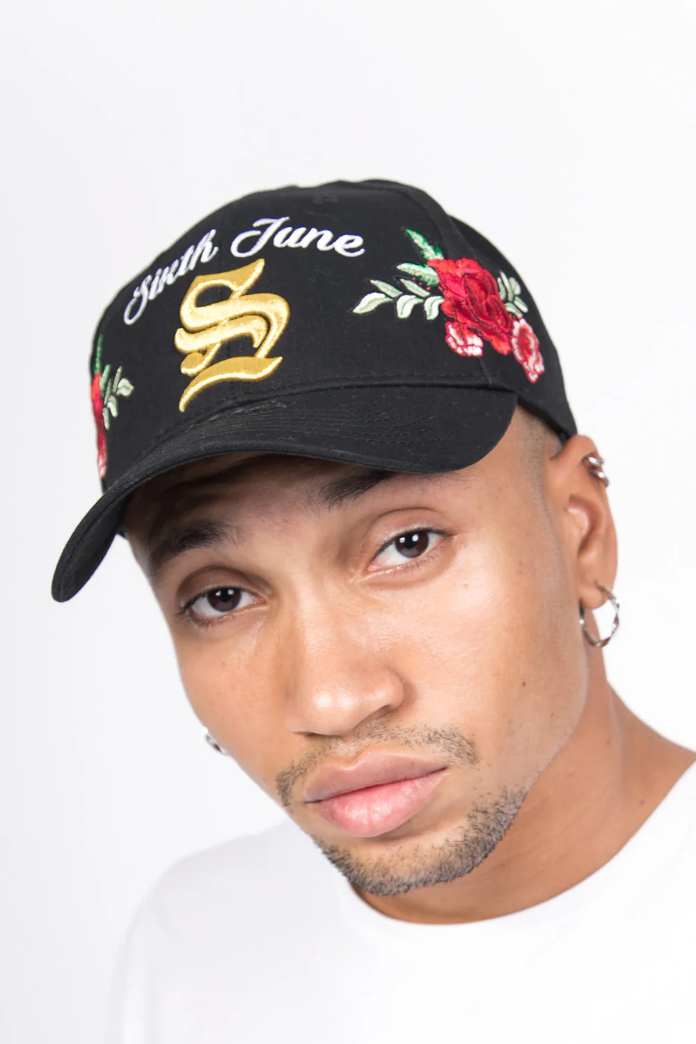 Casquette gothique fleurs noir blanc - Image 2