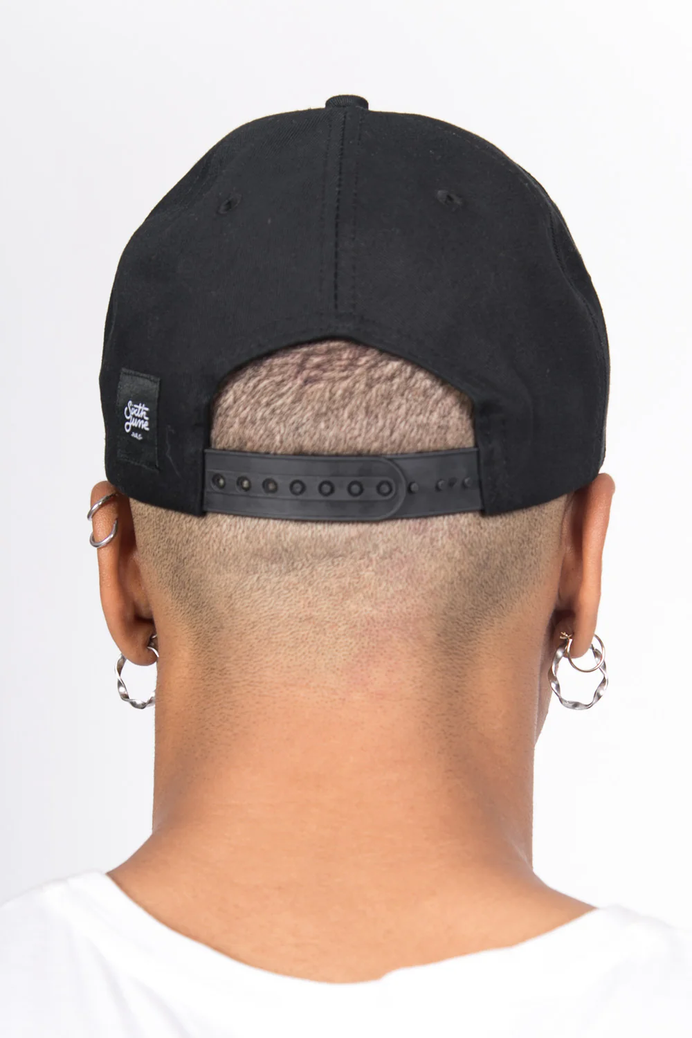 Casquette gothique fleurs noir blanc - Image 3