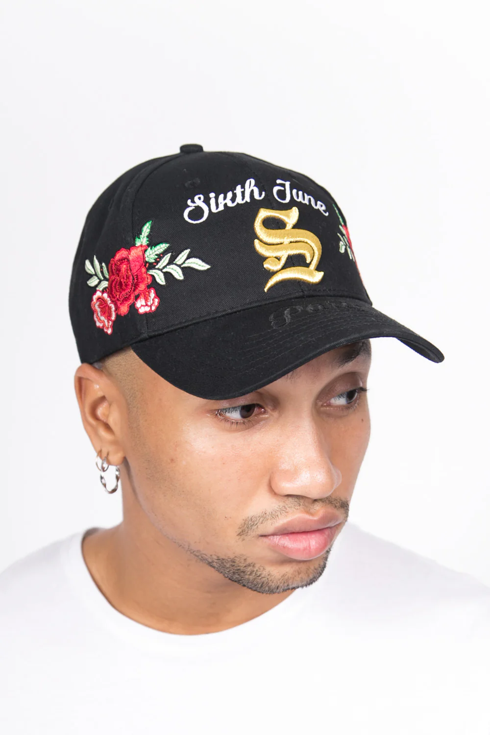 Casquette gothique fleurs noir blanc - Image 4