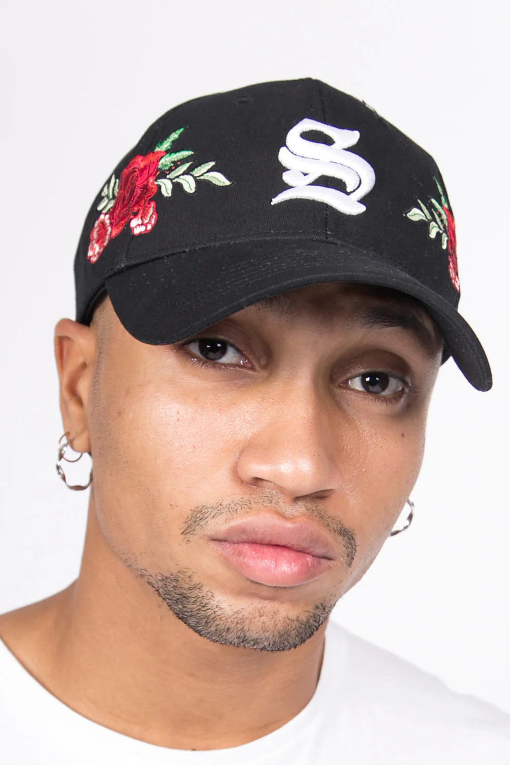 Casquette gothique fleurs noir doré - Image 2