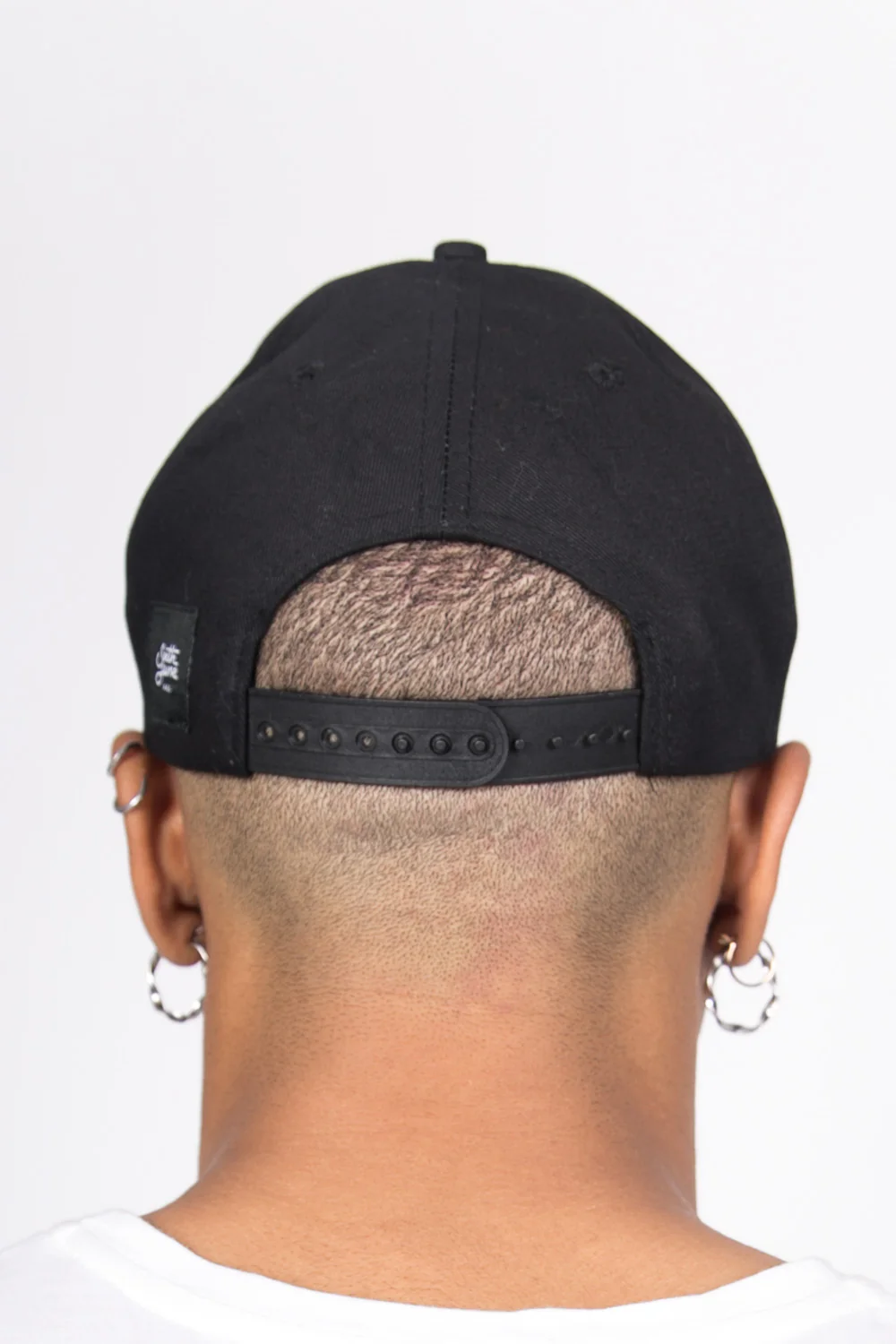 Casquette gothique fleurs noir doré - Image 3