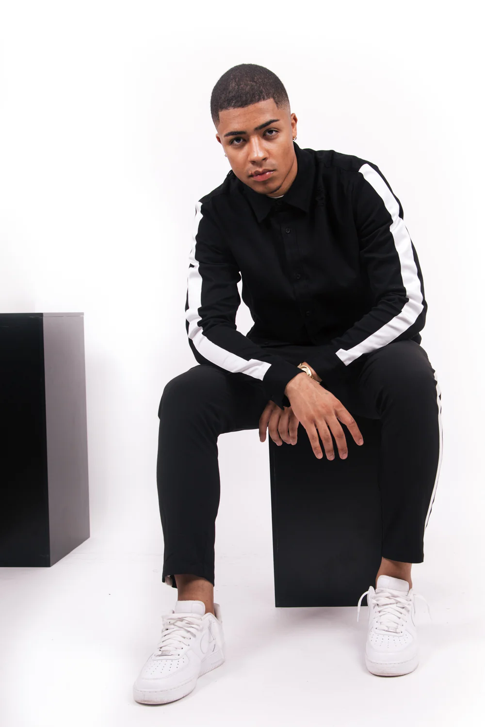 Chemise destroy bandes noir blanc - Image 3
