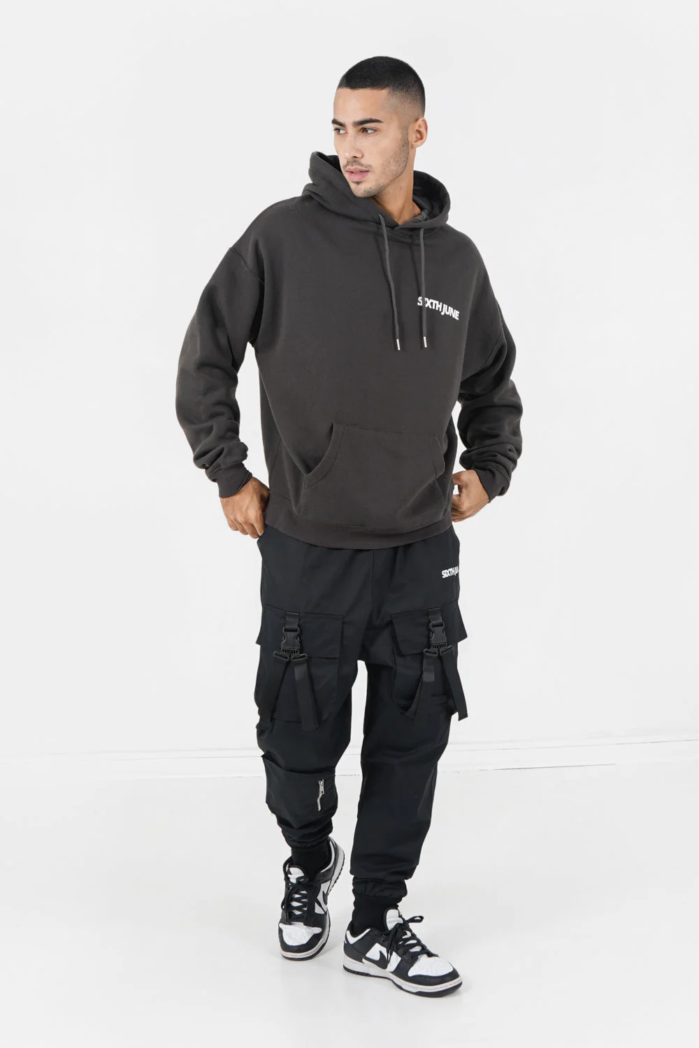 Sweat capuche oversize logo décalé Gris foncé - Image 2