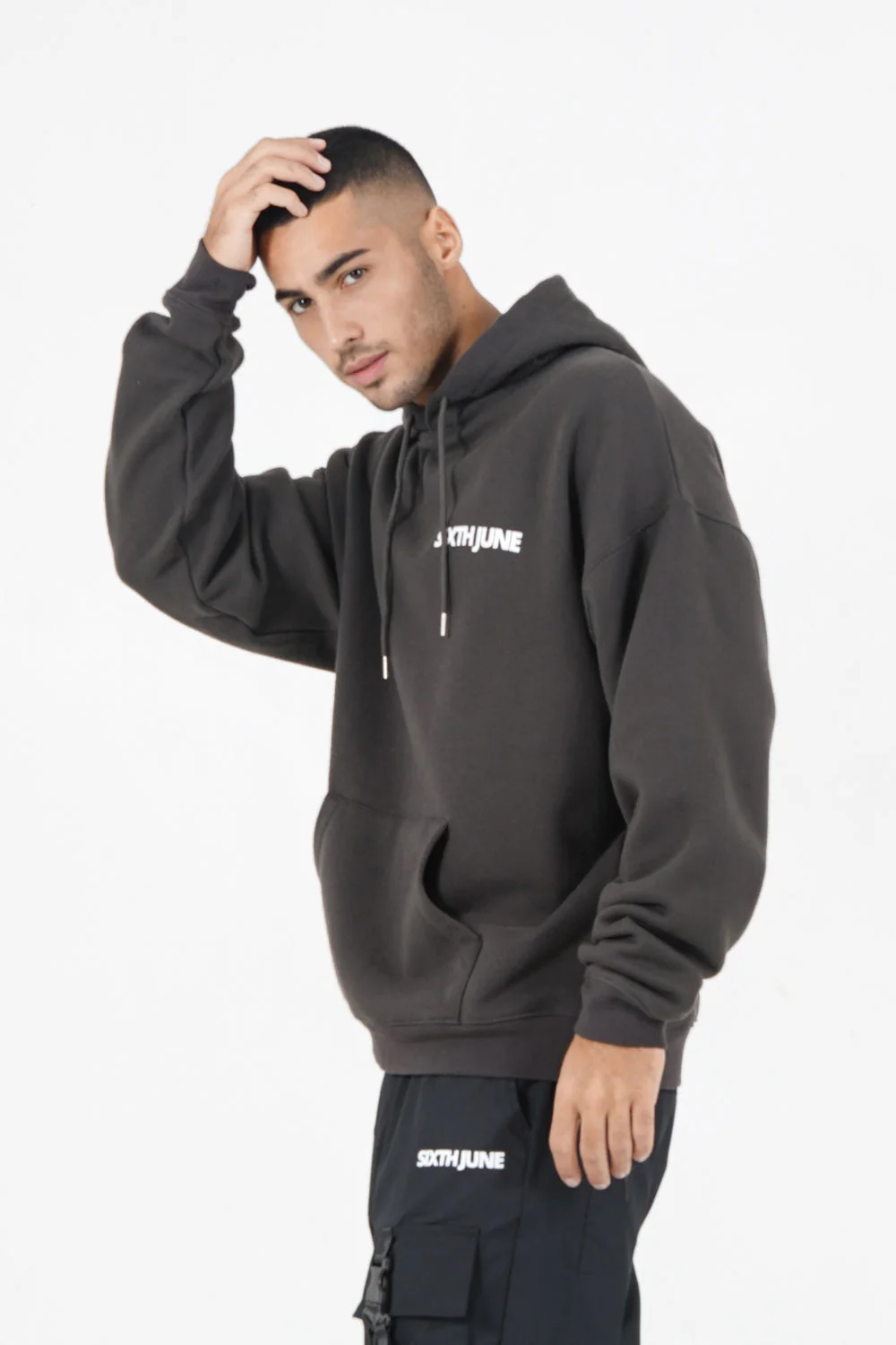 Sweat capuche oversize logo décalé Gris foncé - Image 4