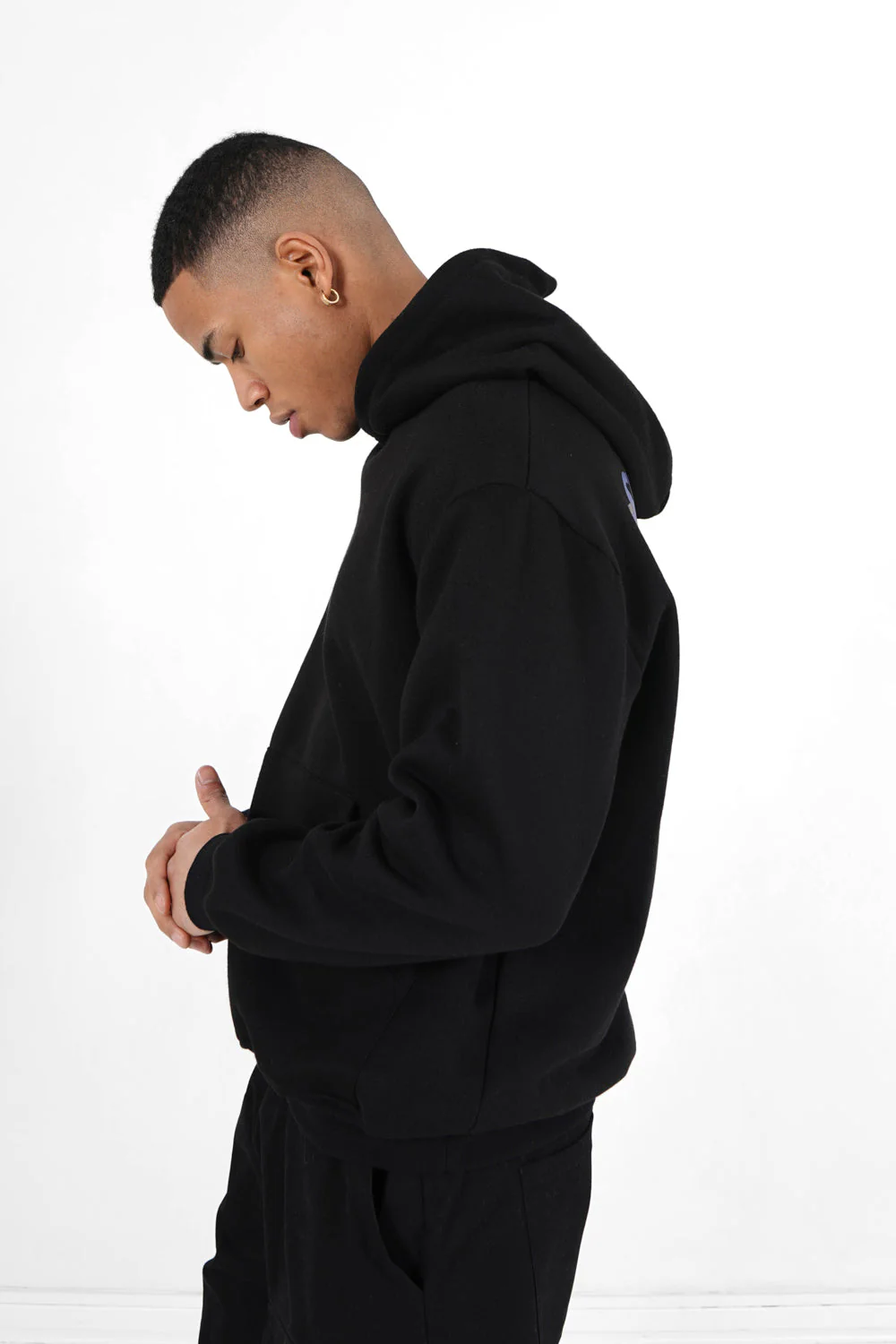 Sweatshirt capuche regard imprimé Noir - Image 4