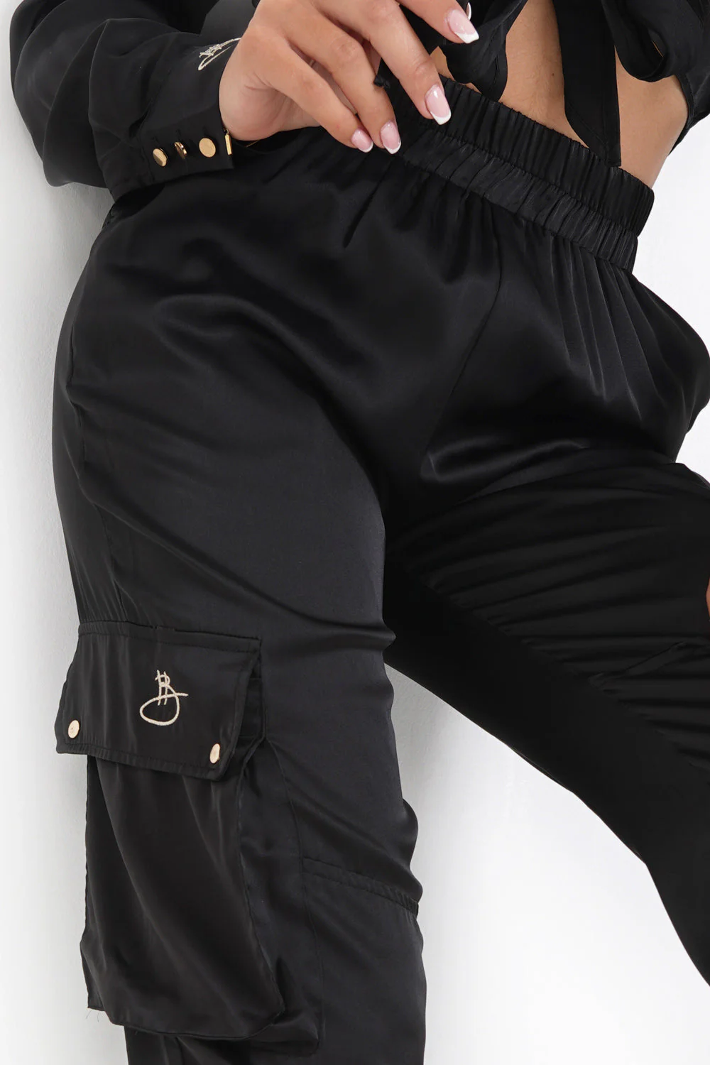 HELENA BU | Pantalon cargo satiné Noir - Image 3