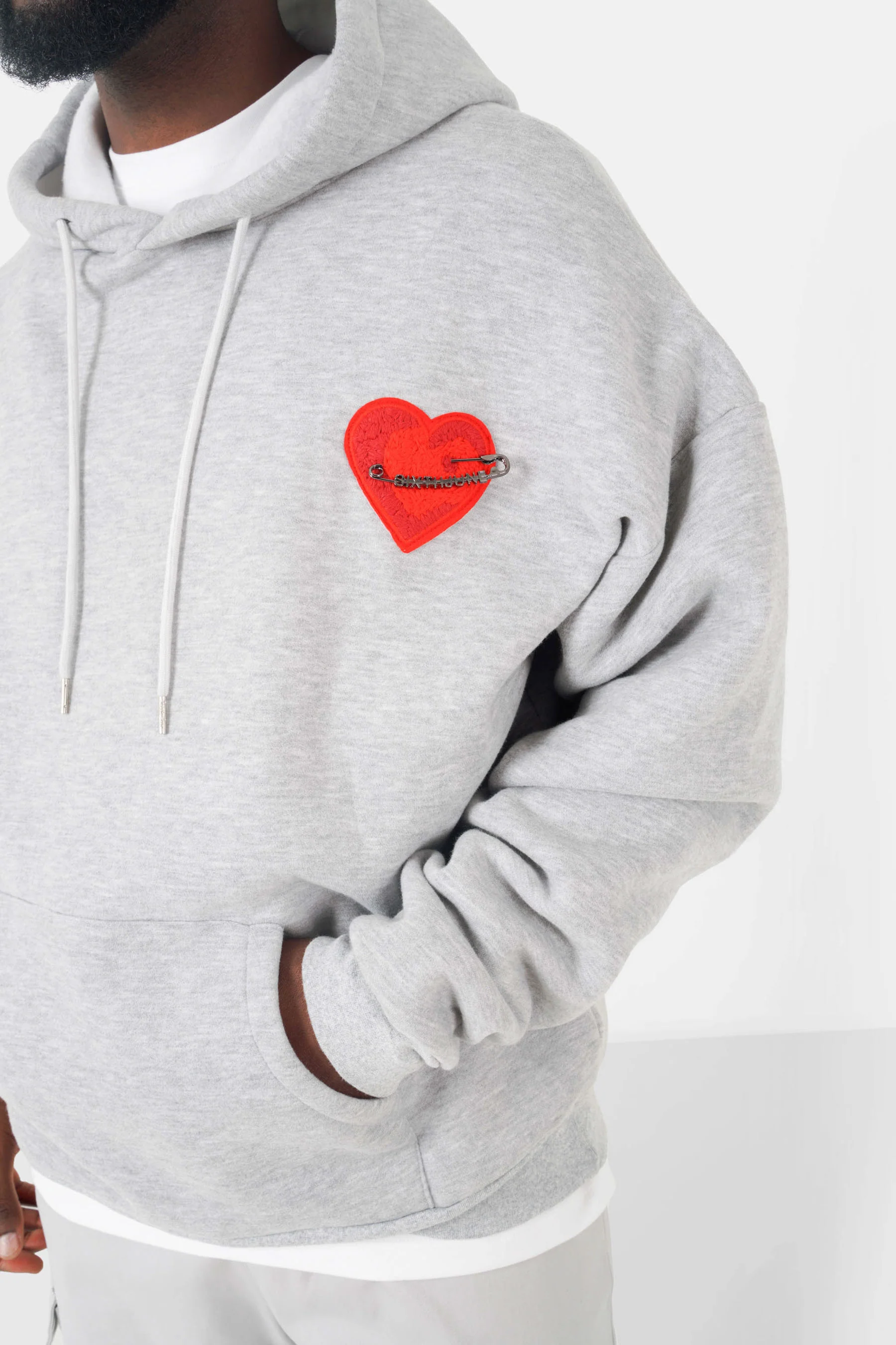 Sweatshirt capuche coeur brodé molletonné Gris - Image 3