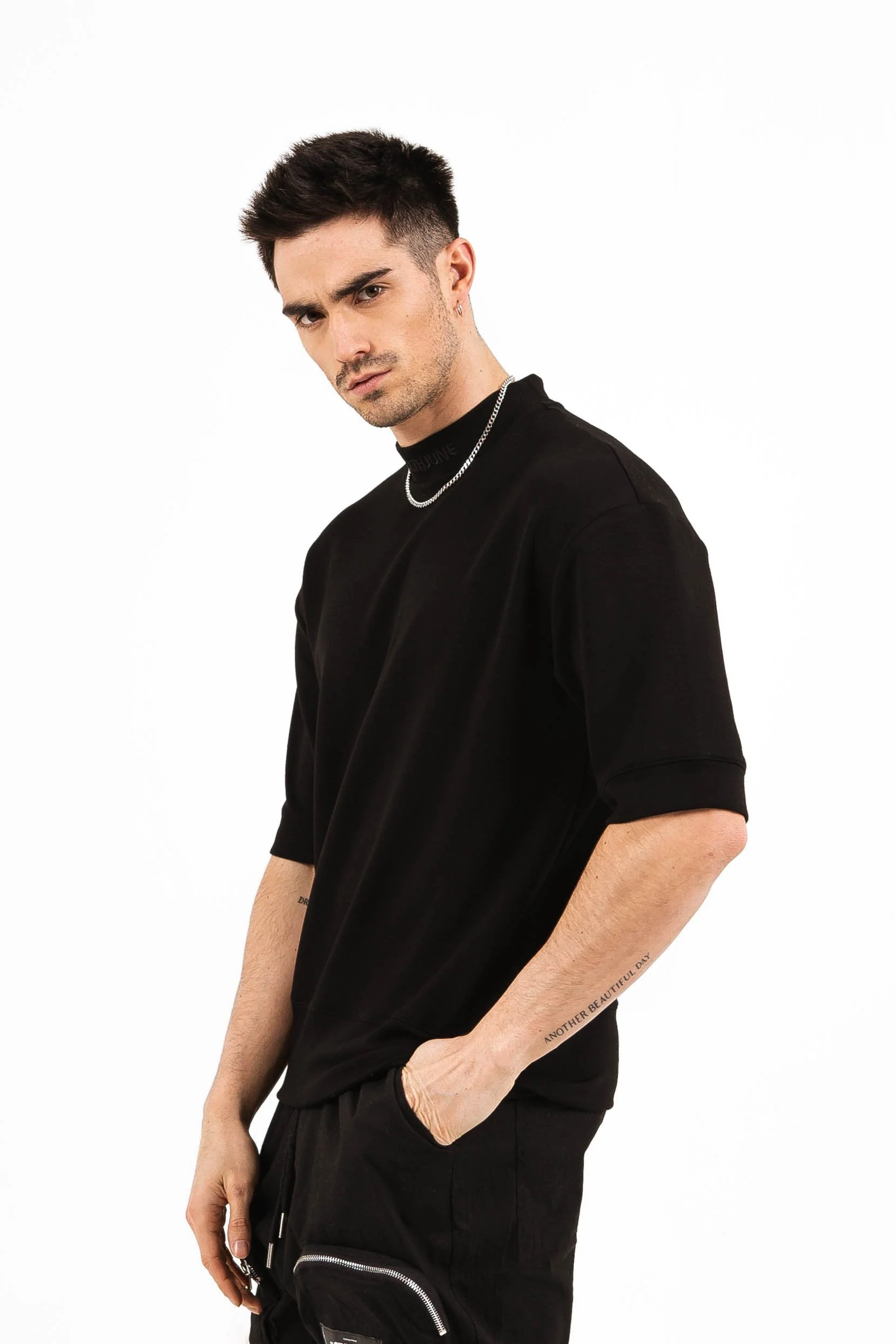 T-shirt manches mi-longues col noir - Image 4