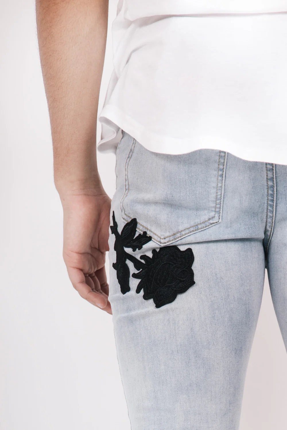 Jean broderie roses bleu - Image 5