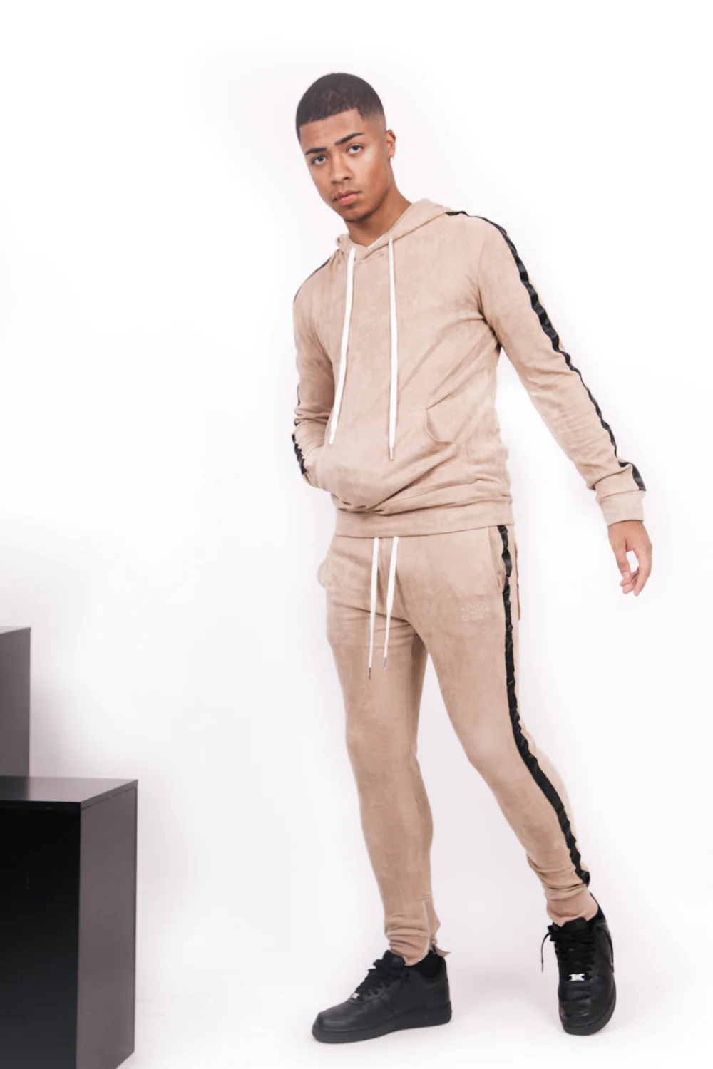 Jogging suédine bandes beige - Image 3