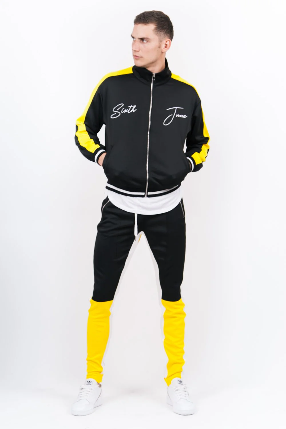 Jogging tricolore boucles jaune noir blanc - Image 2