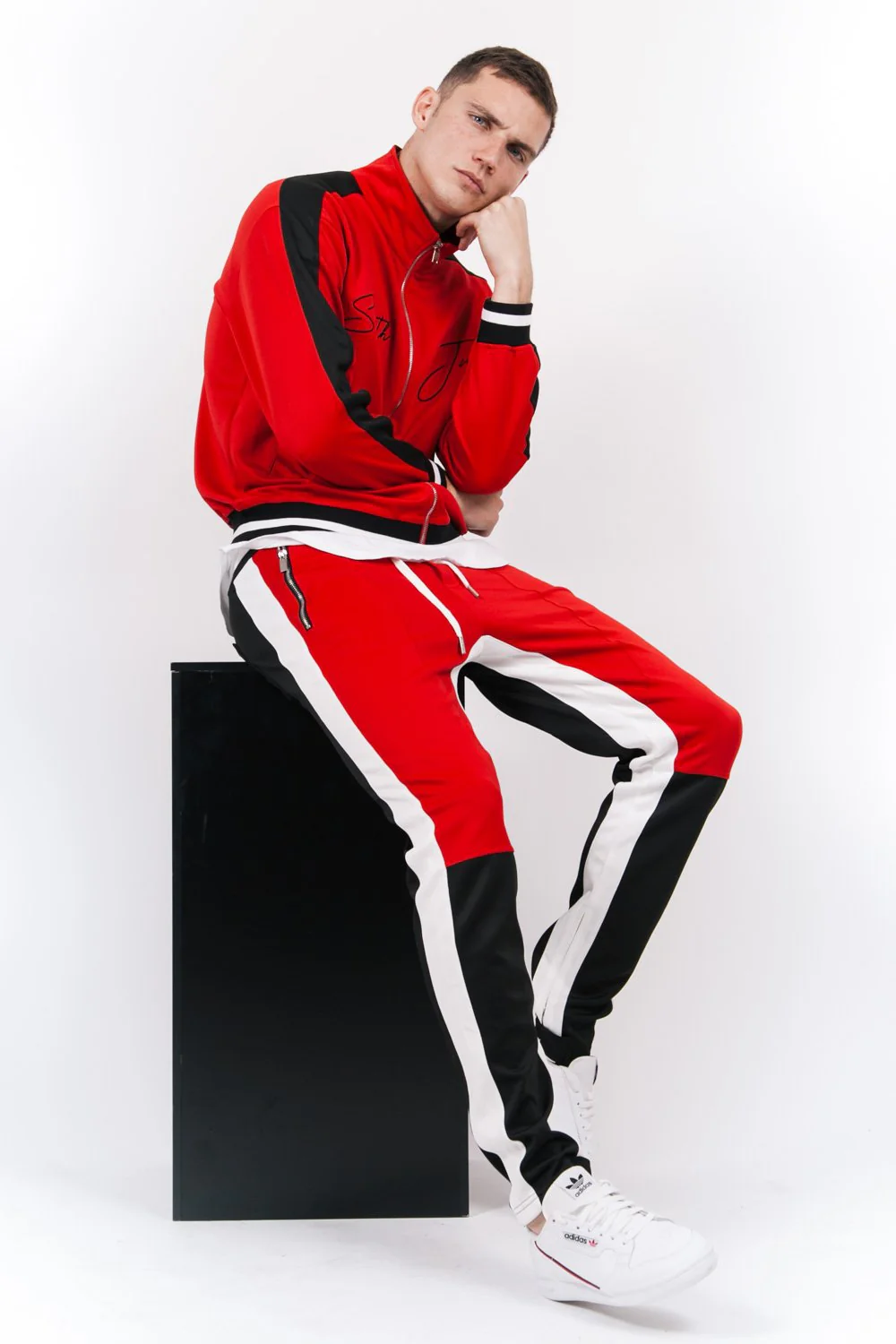 Jogging tricolore boucles rouge noir blanc - Image 2