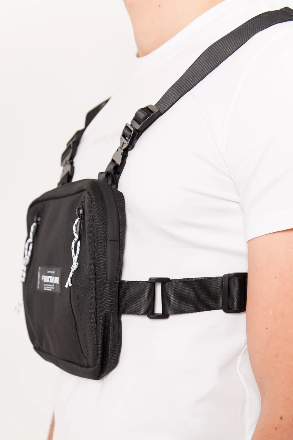 Petit sac poitrine boucle zip logo noir - Image 4
