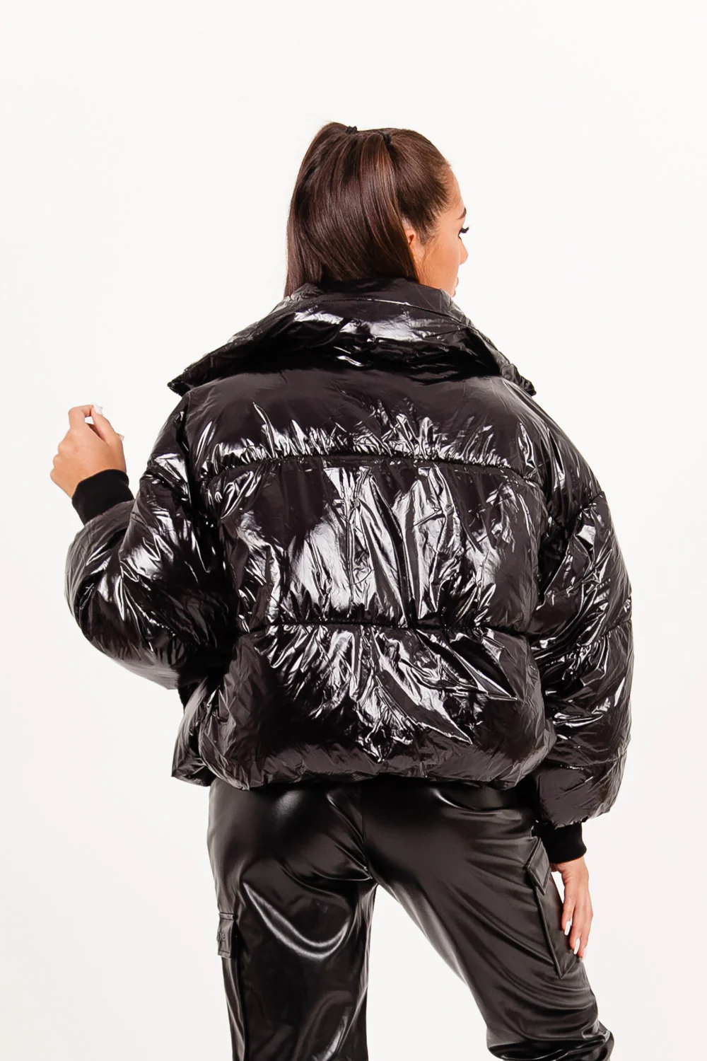 Doudoune courte oversize vinyle noir - Image 4