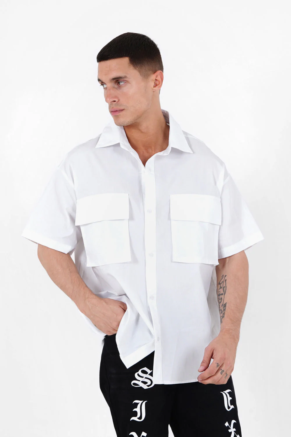 Chemise oversize logo gothique Blanc - Image 4