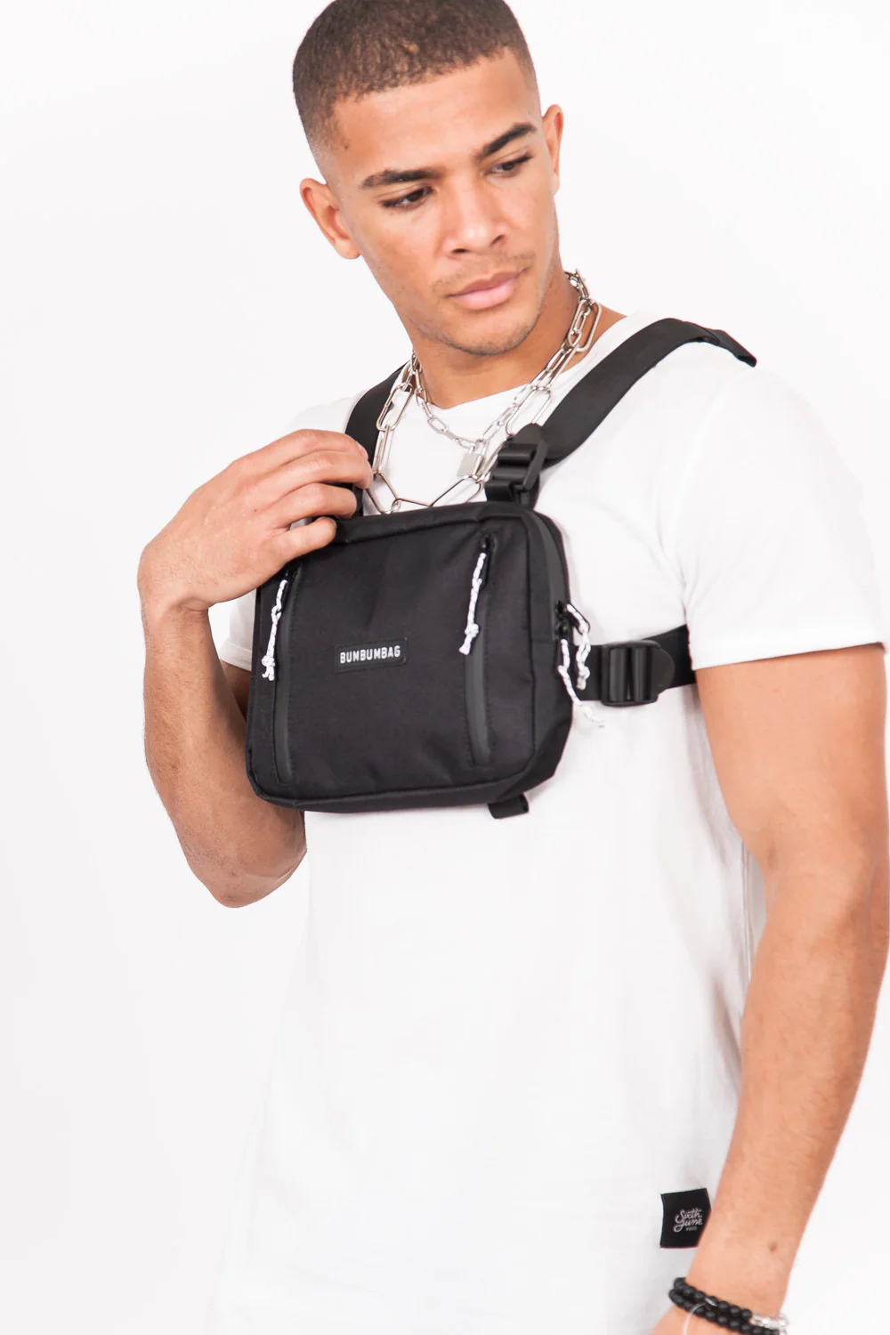 Petit sac poitrine texte zips noir - Image 3