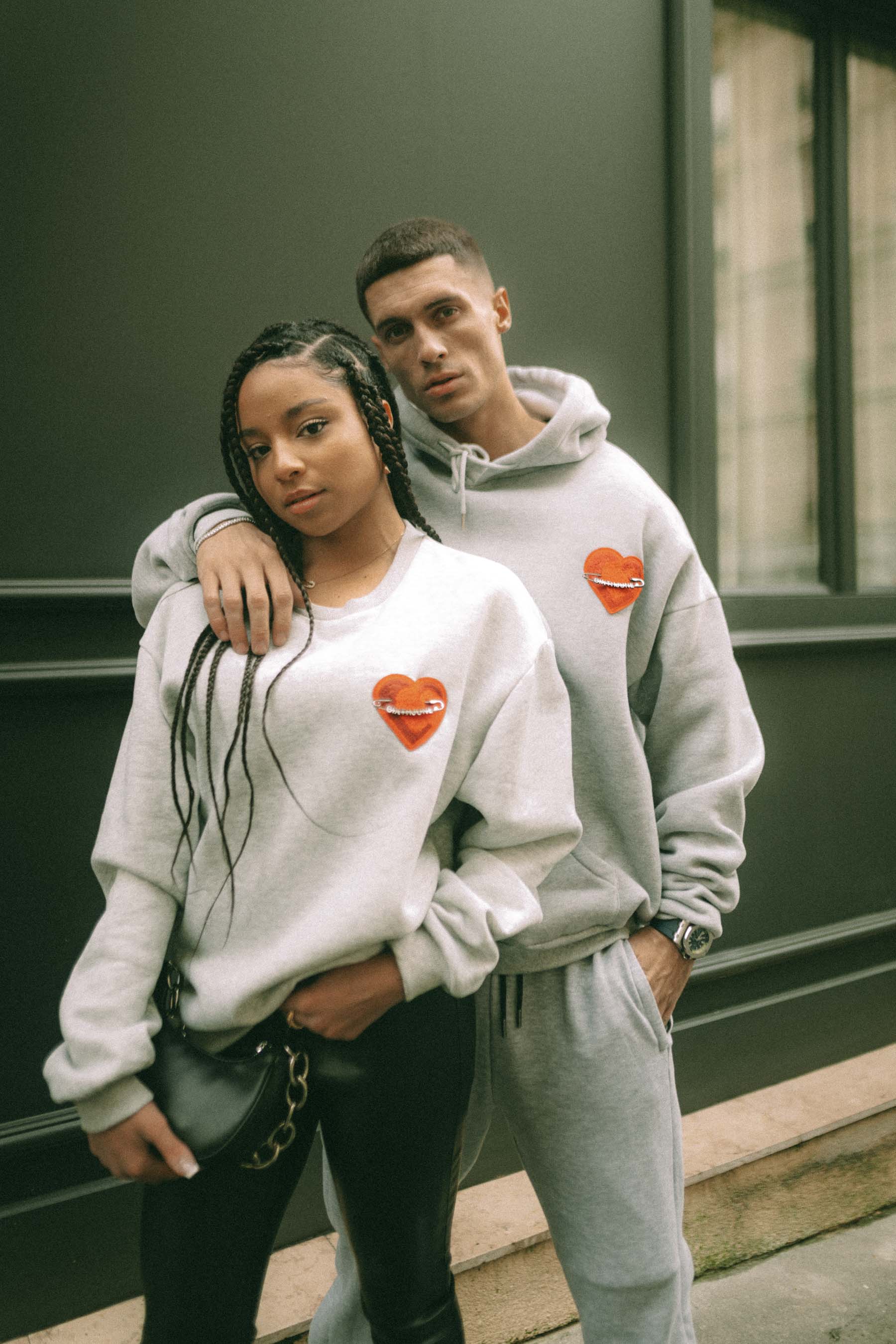 Sweat coeur brodé Gris - Image 7