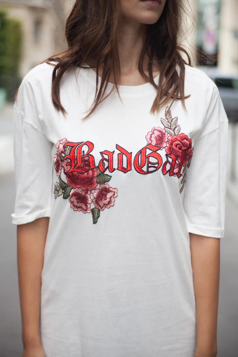 Robe déchirée broderie roses blanc - Image 4