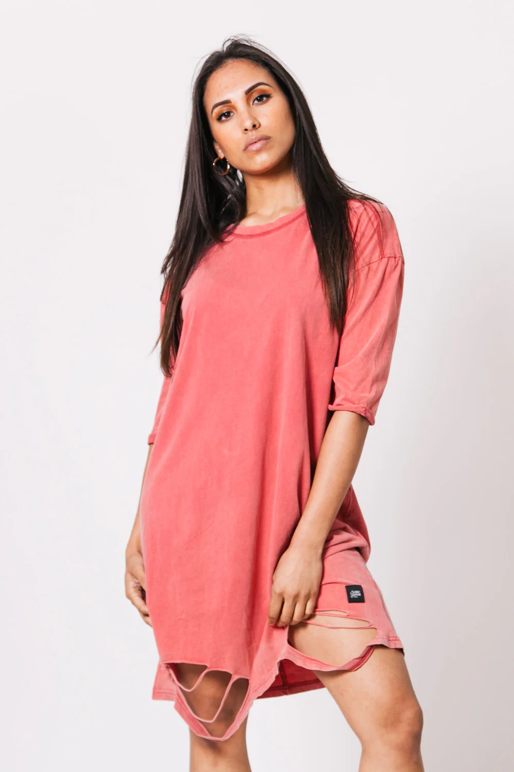 Robe t-shirt déchirée rose foncé - Image 2