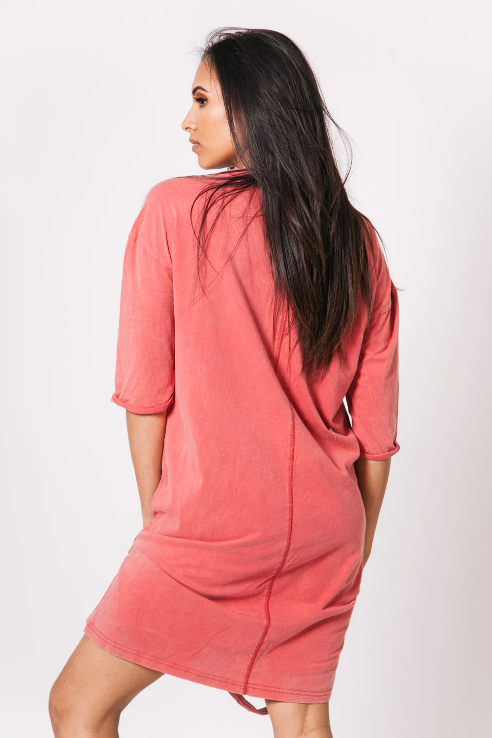 Robe t-shirt déchirée rose foncé - Image 5