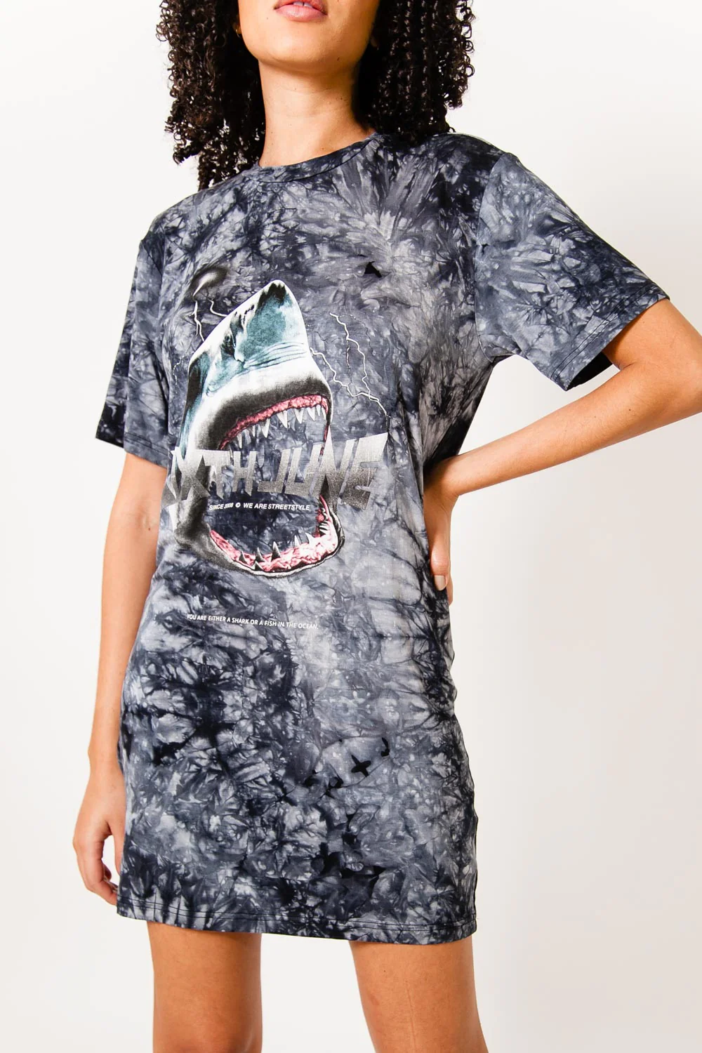 Robe t-shirt tie dye requin noir - Image 2
