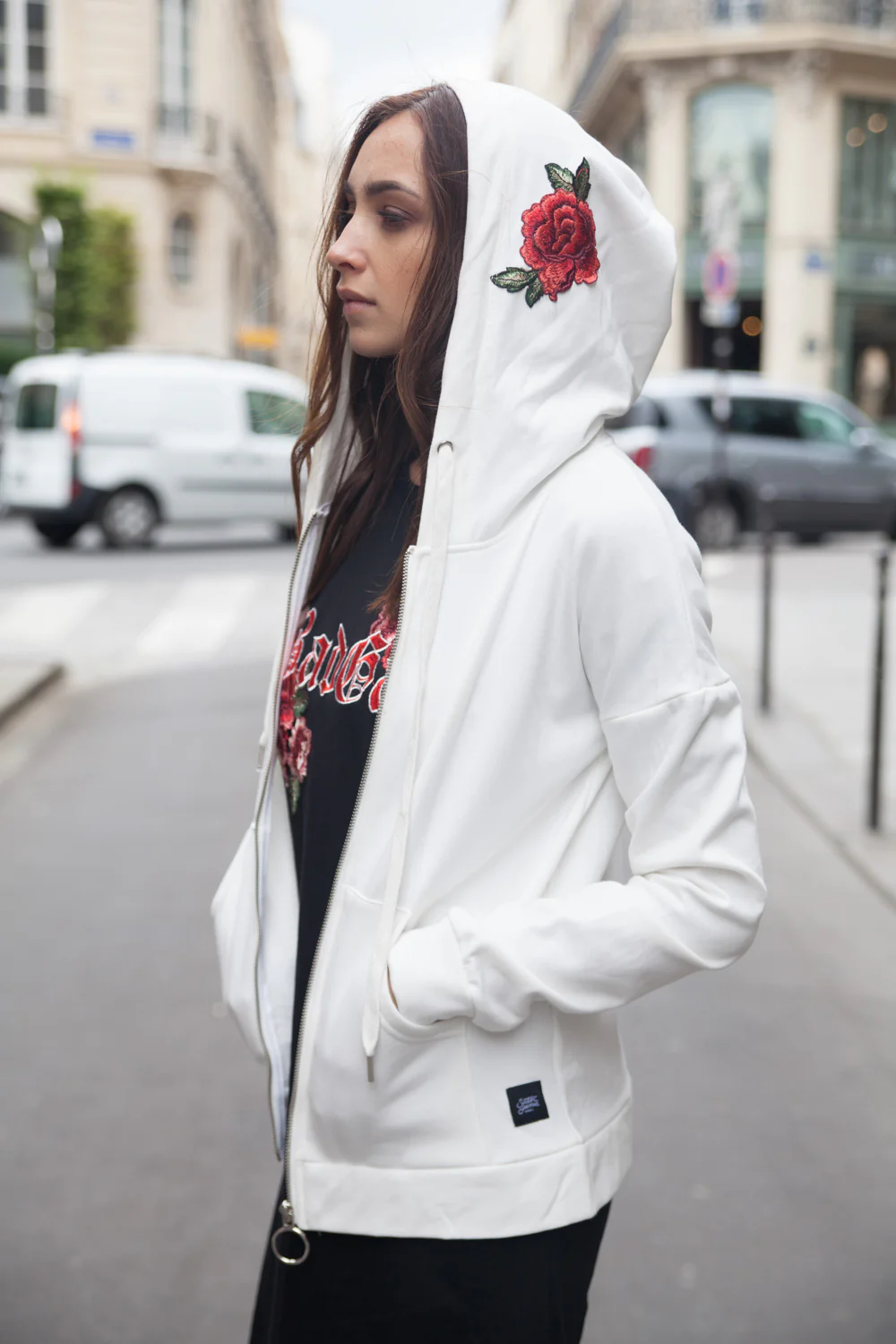 Sweat capuche Bad Gal broderie roses blanc - Image 2