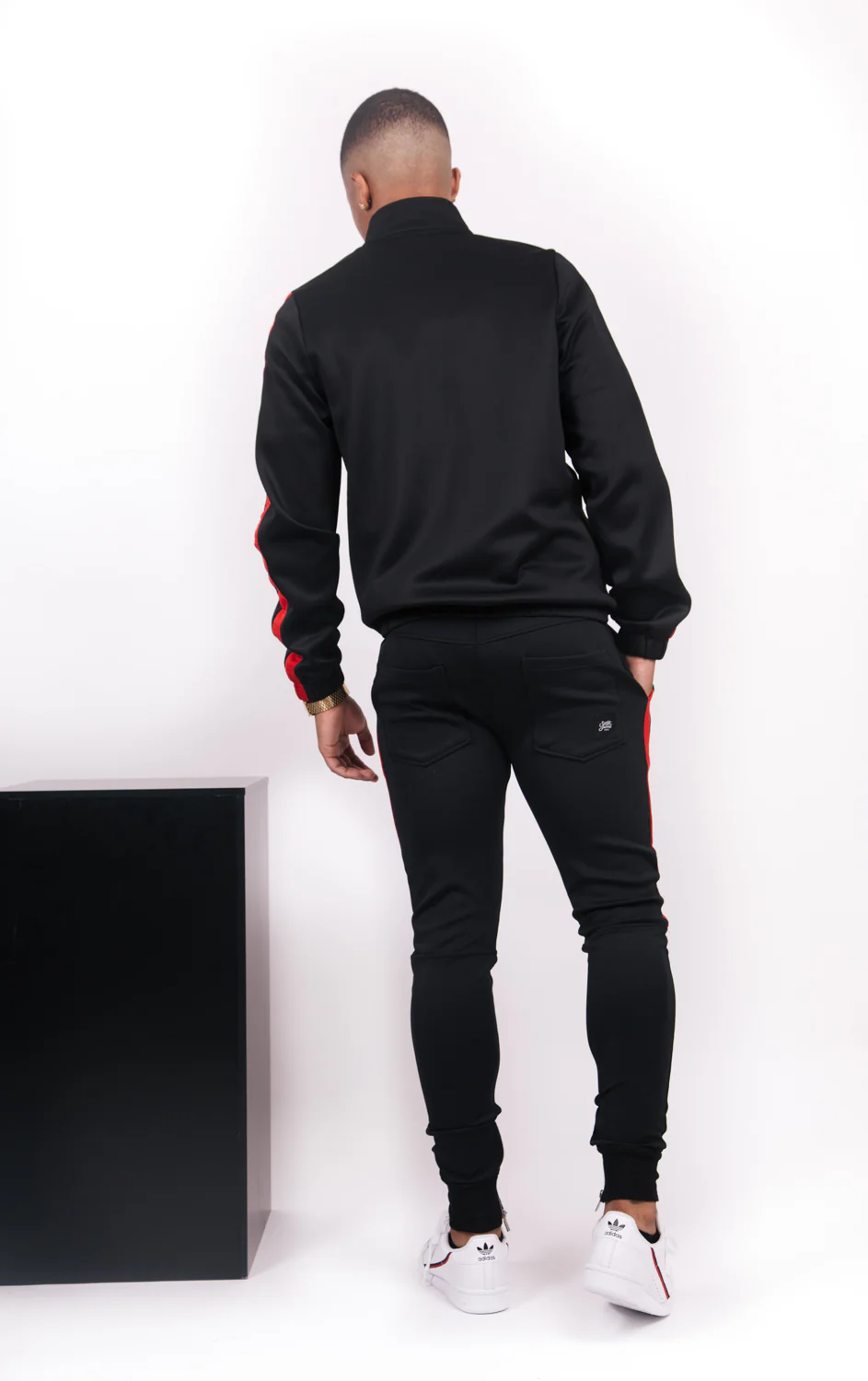 Sweat capuche bandes bicolores noir rouge vert - Image 3