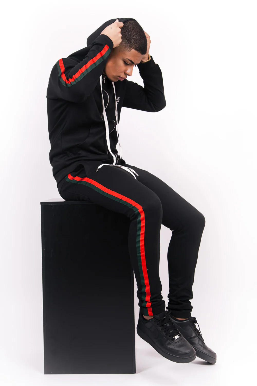 Sweat capuche bandes bicolores noir rouge vert - Image 4