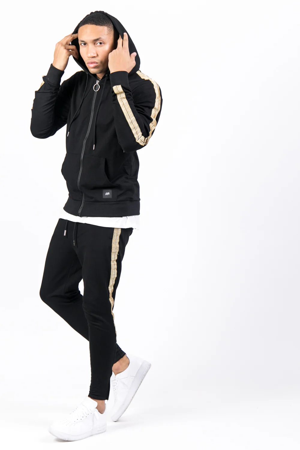 Sweat capuche bandes dorées noir - Image 4