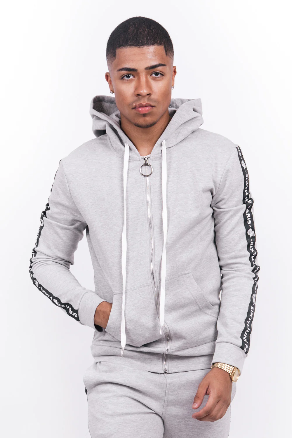 Sweat capuche bandes texte gris noir - Image 2