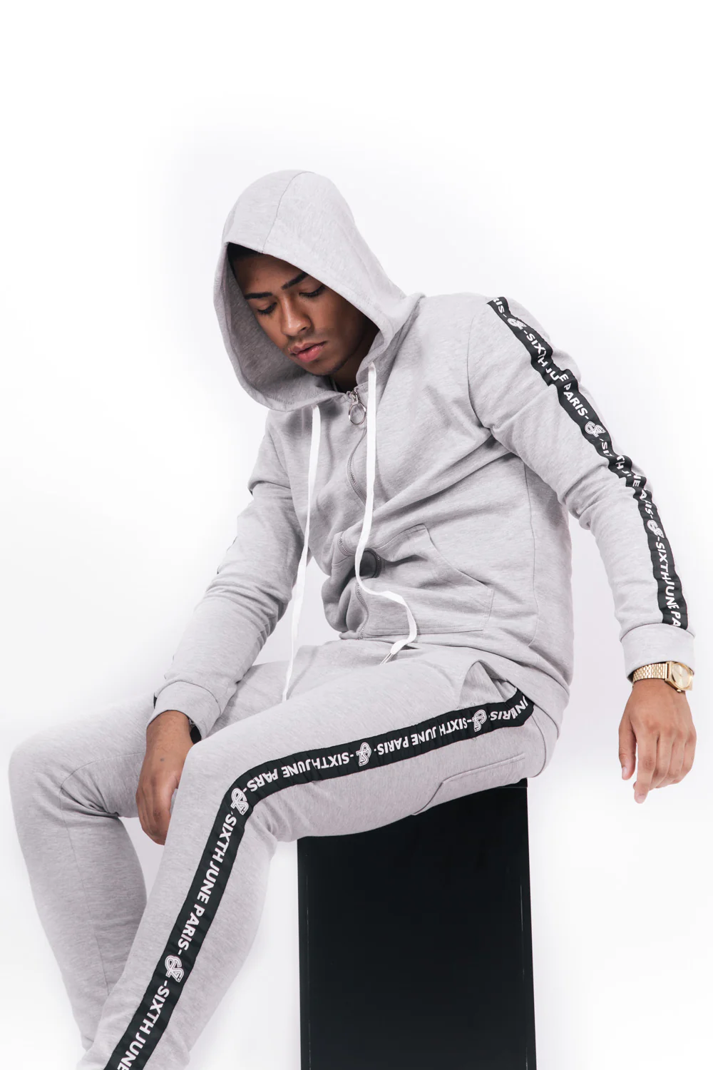 Sweat capuche bandes texte gris noir - Image 3