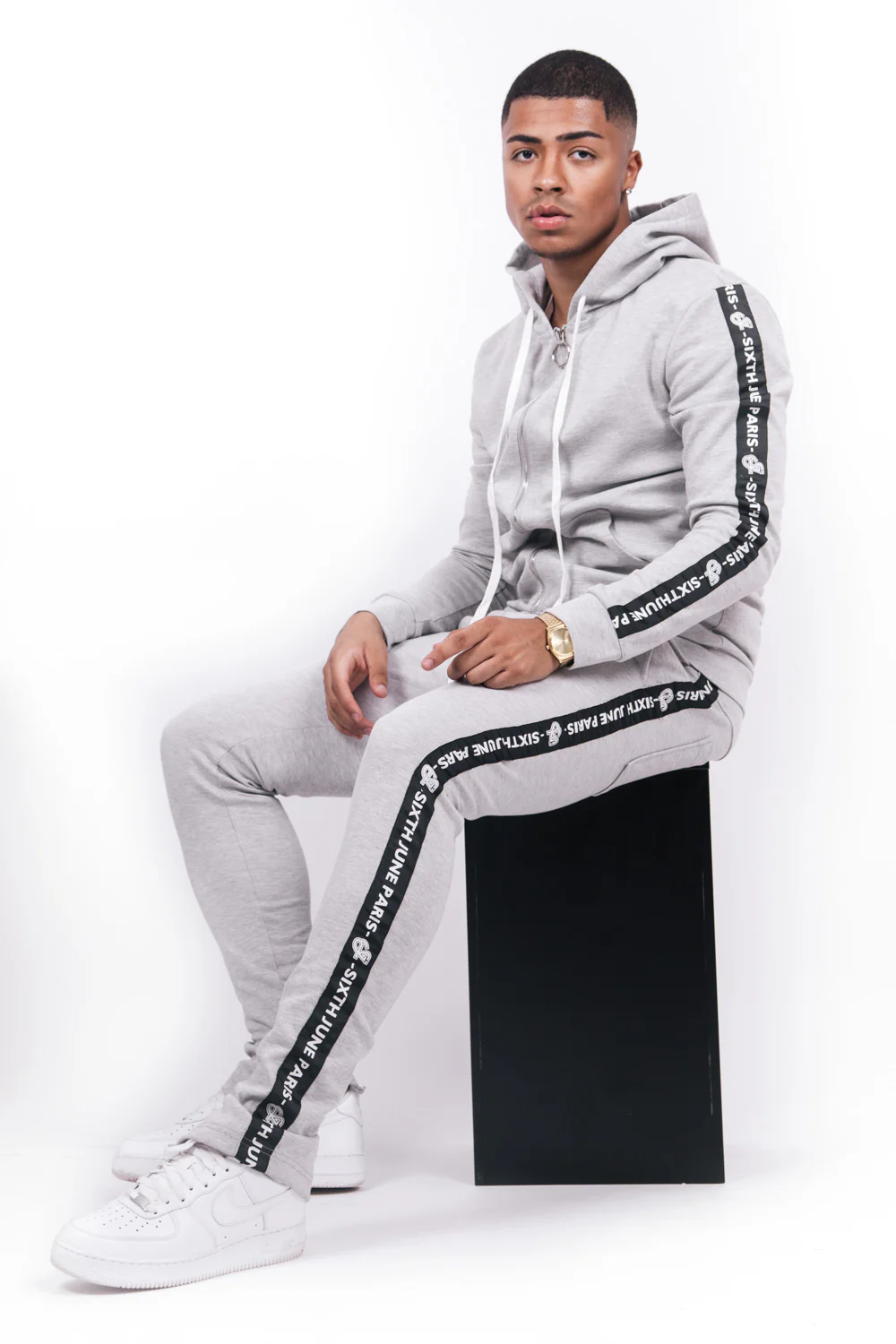 Sweat capuche bandes texte gris noir - Image 4