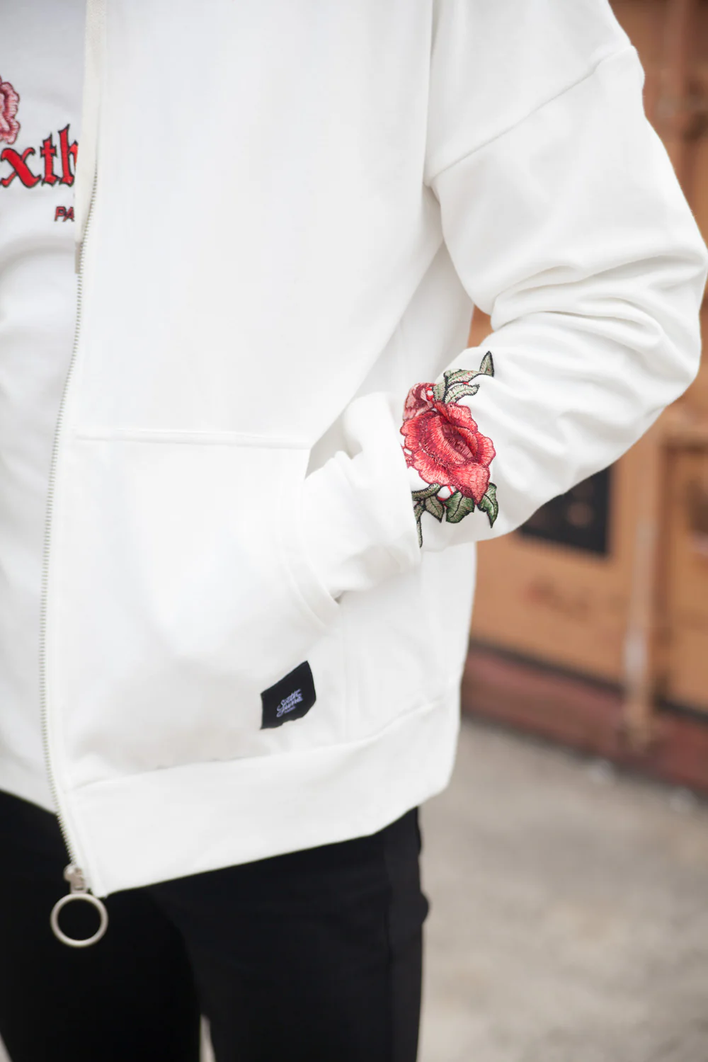 Sweat capuche brodé roses blanc - Image 4