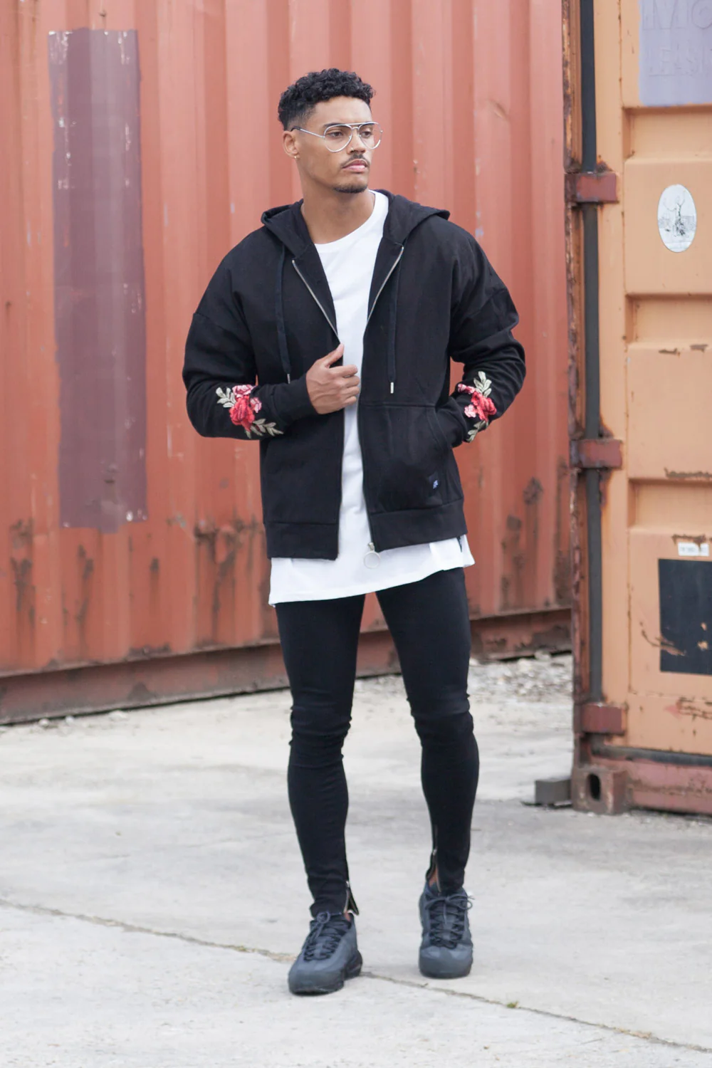 Sweat capuche brodé roses noir - Image 2