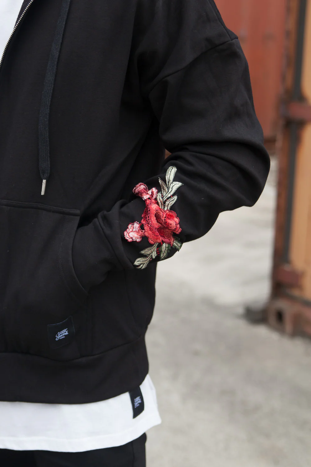 Sweat capuche brodé roses noir - Image 3