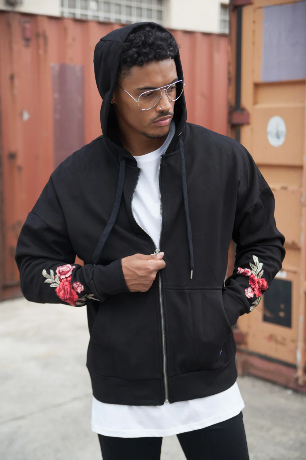 Sweat capuche brodé roses noir - Image 4