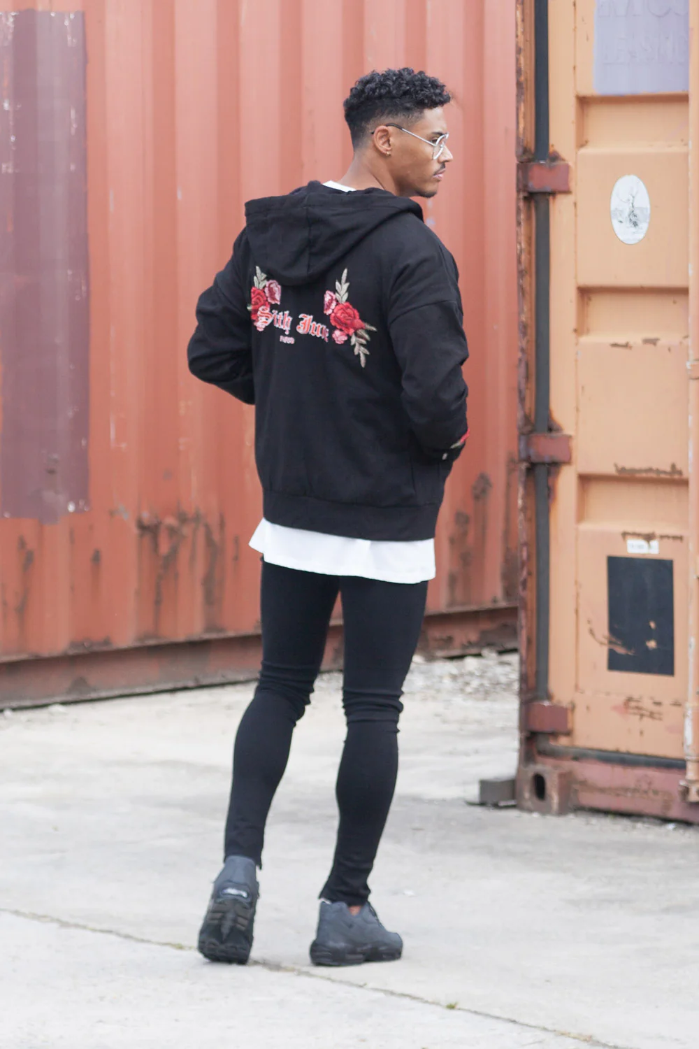 Sweat capuche brodé roses noir - Image 5