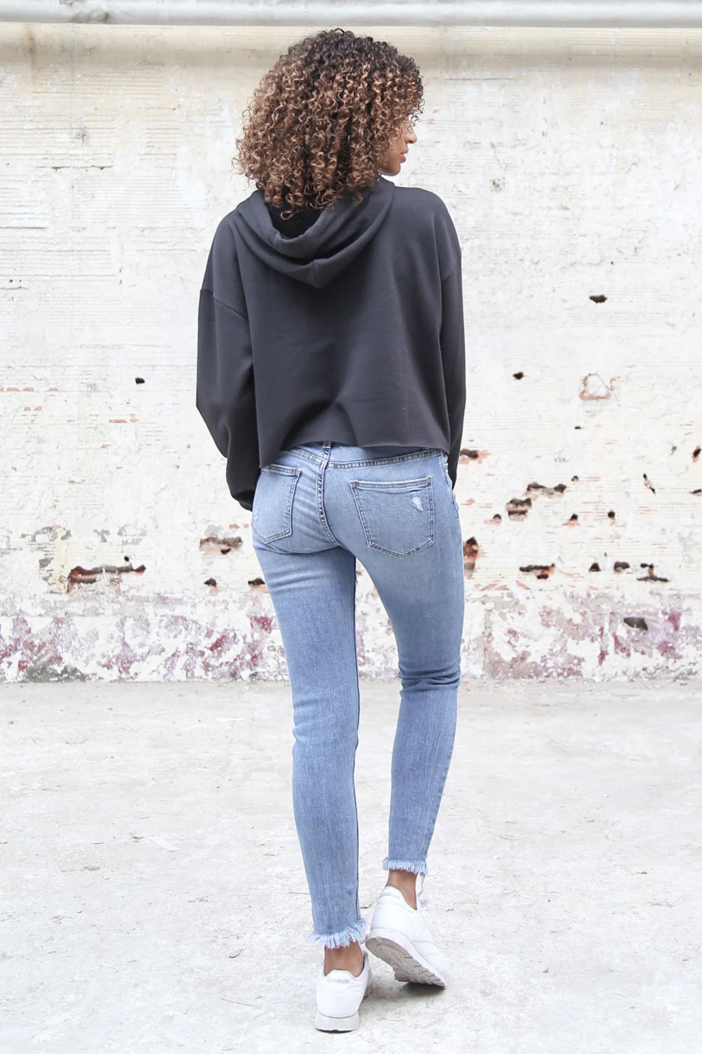 Sweat capuche court large gris foncé - Image 3