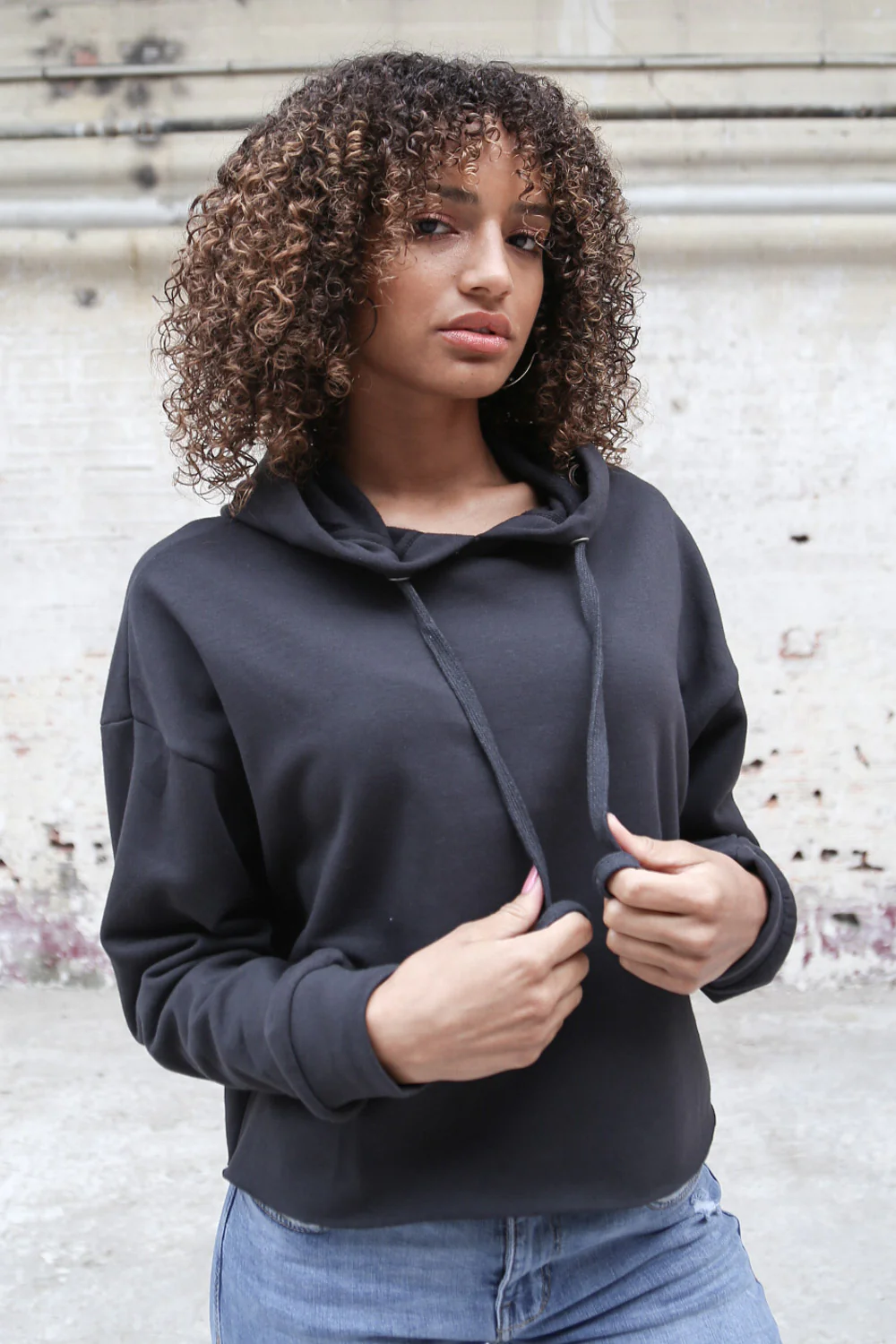 Sweat capuche court large gris foncé - Image 5