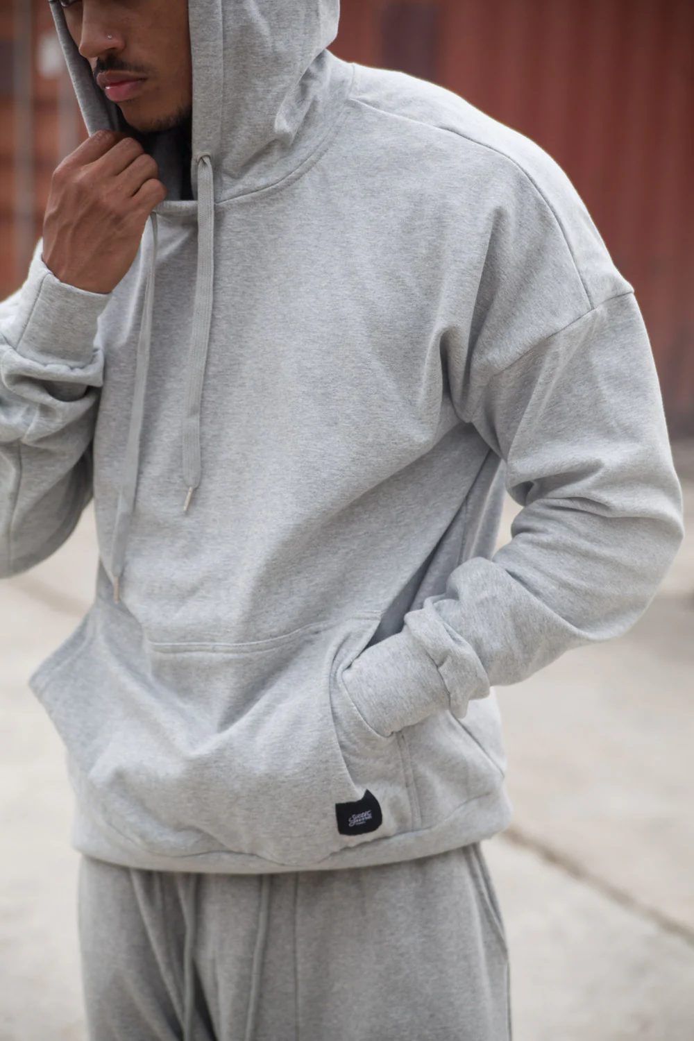 Sweat capuche épaules tombantes gris clair - Image 4