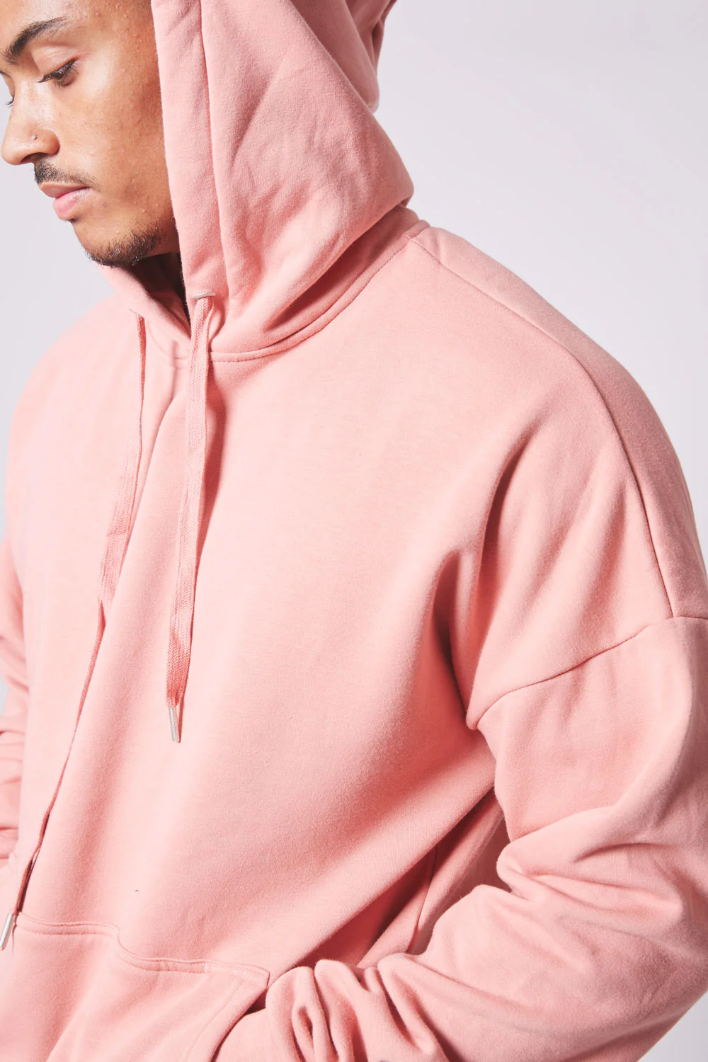 Sweat capuche épaules tombantes rose foncé - Image 4