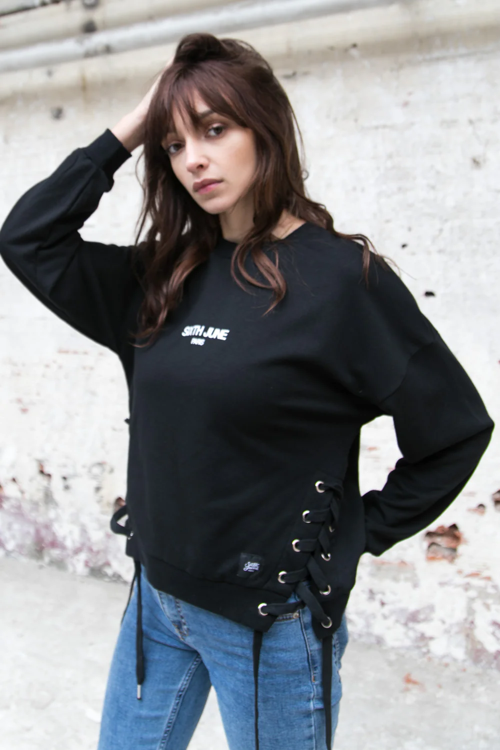 Sweat capuche lacage côté logo noir - Image 5