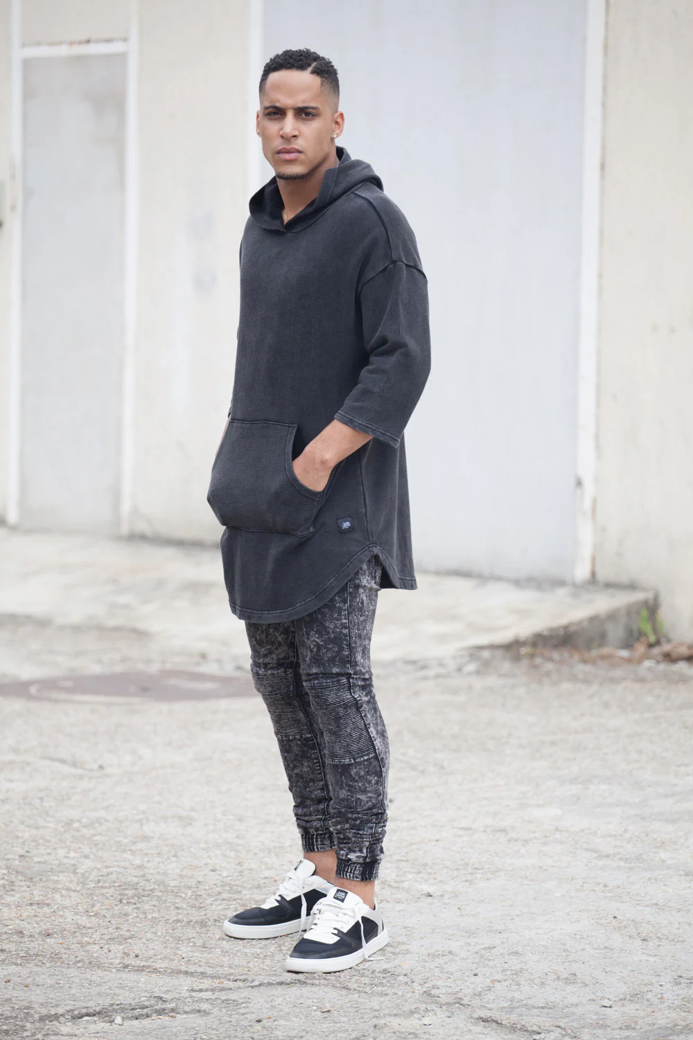 Sweat capuche manches tombantes noir 2133A - Image 2