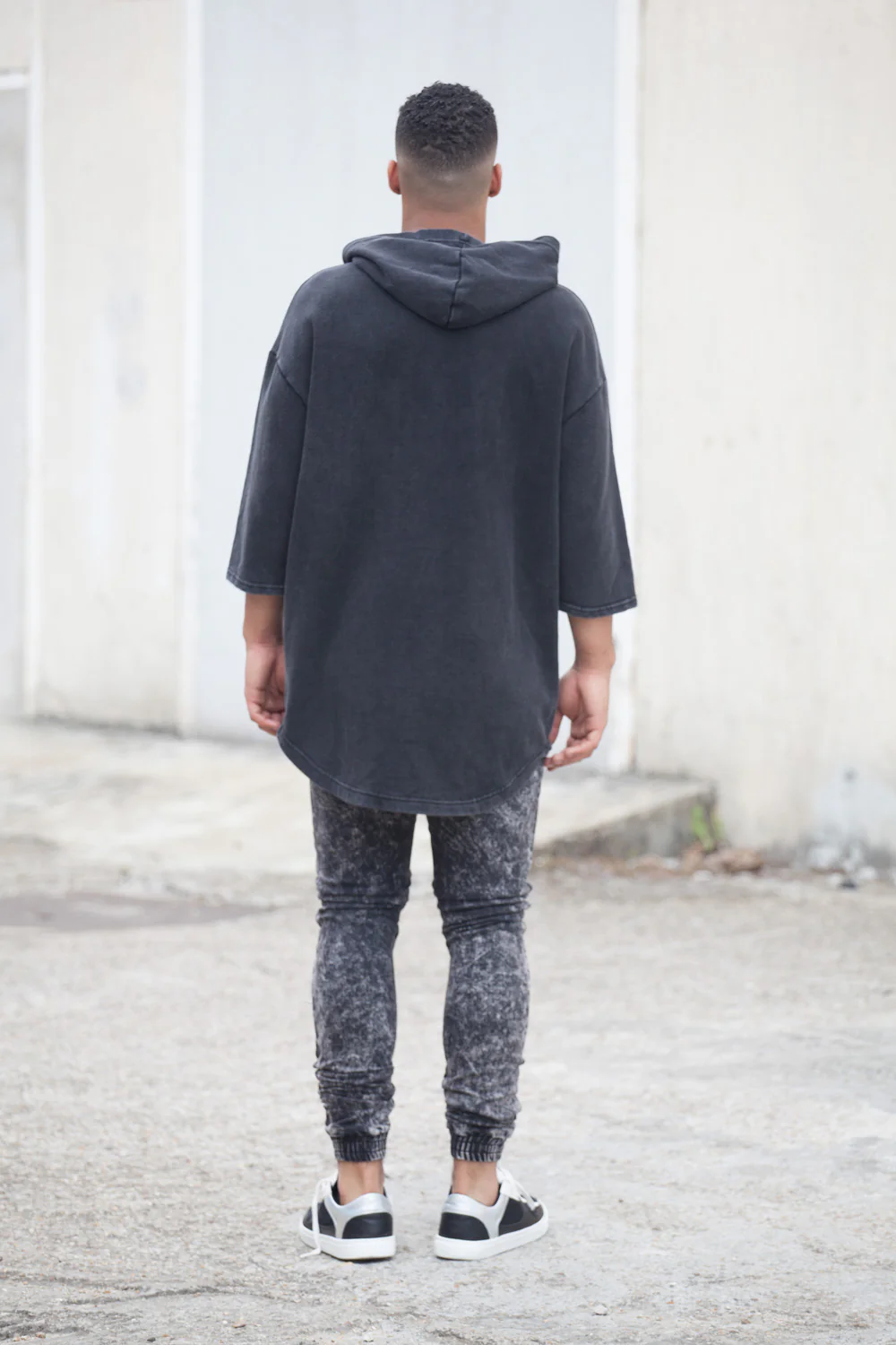 Sweat capuche manches tombantes noir 2133A - Image 3