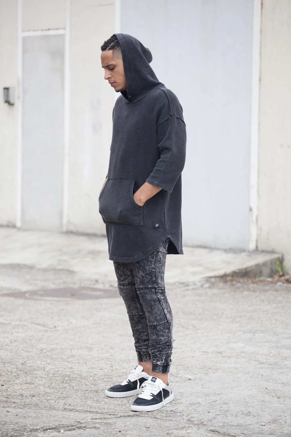 Sweat capuche manches tombantes noir 2133A - Image 4