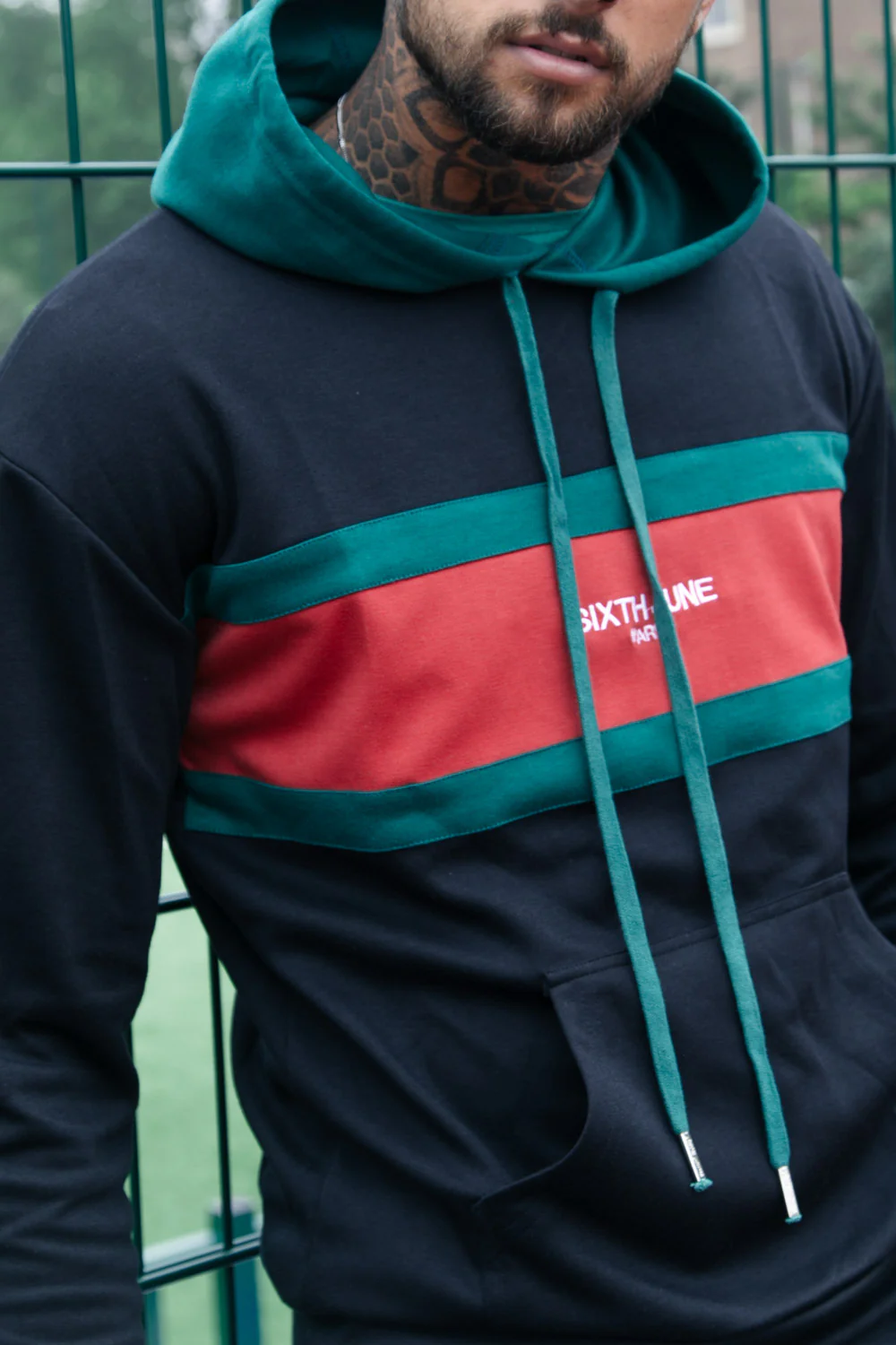 Sweat capuche tricolore noir rouge vert - Image 4